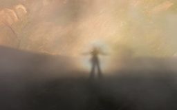 Graba en vídeo un Espectro de Brocken cuando caminaba solo entre la niebla, y es espeluznante