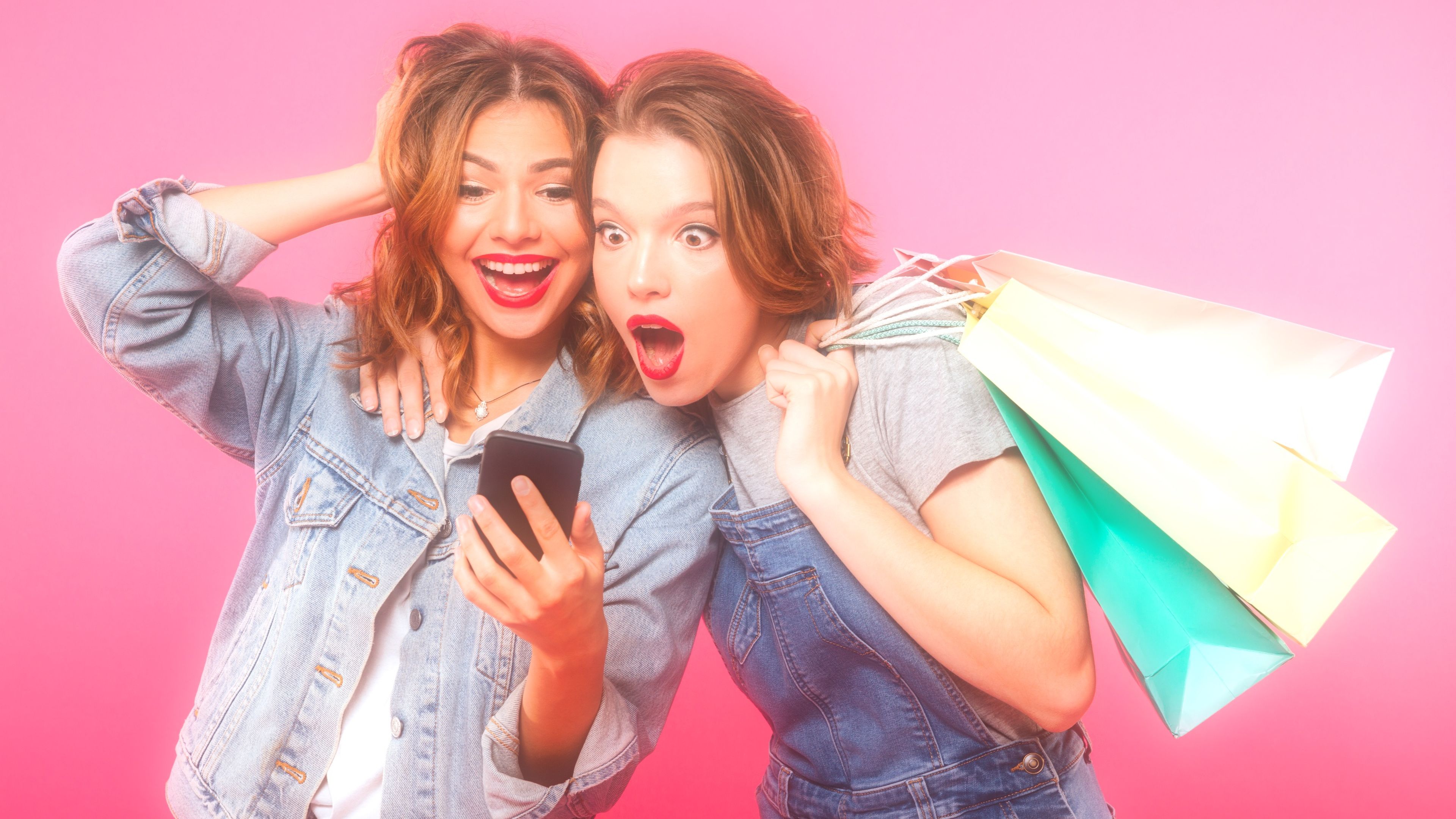 Dos mujeres mirando un móvil de compras