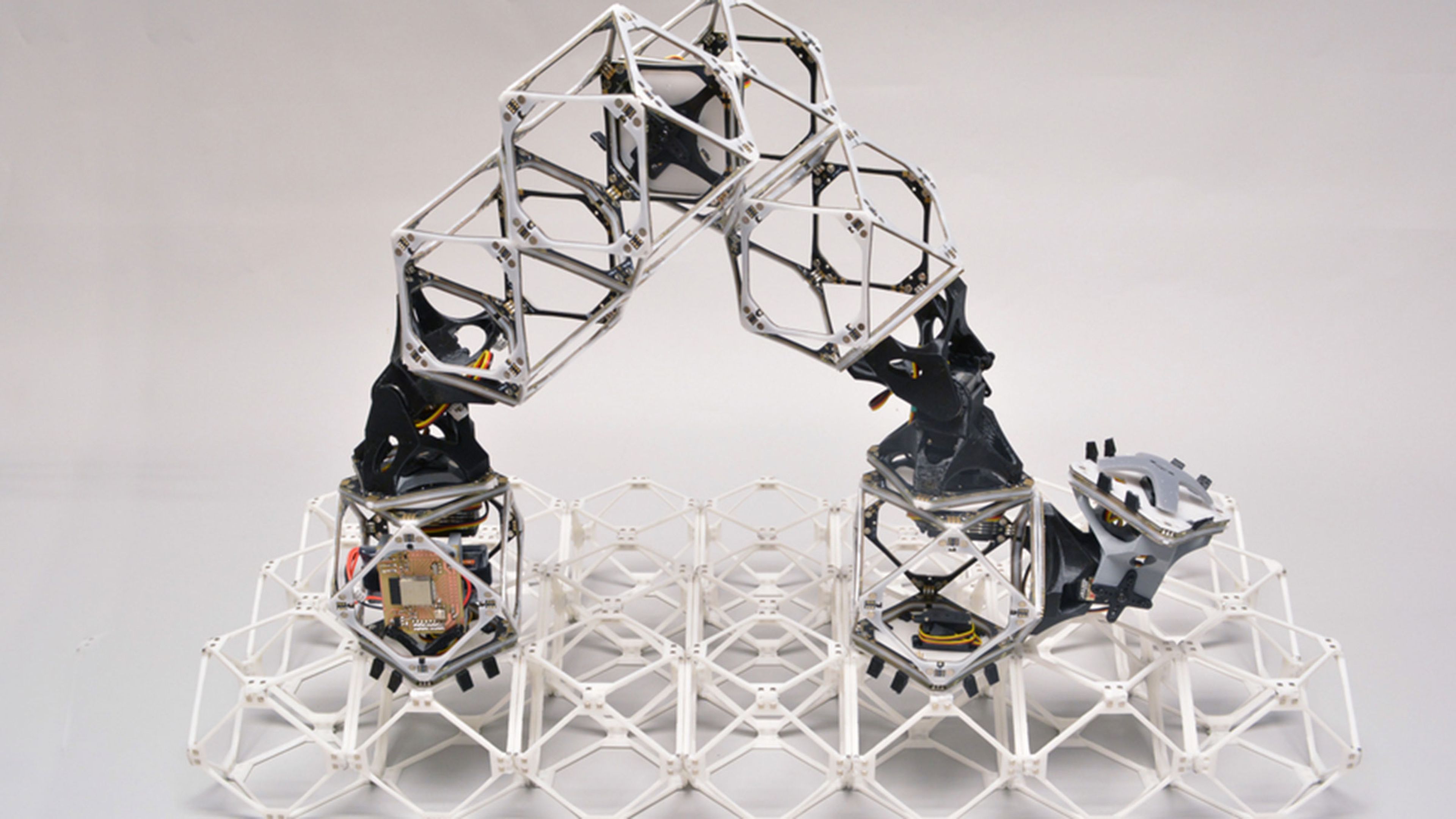Los nuevos robots autorreplicantes del MIT capaces de ensamblar cualquier estructura