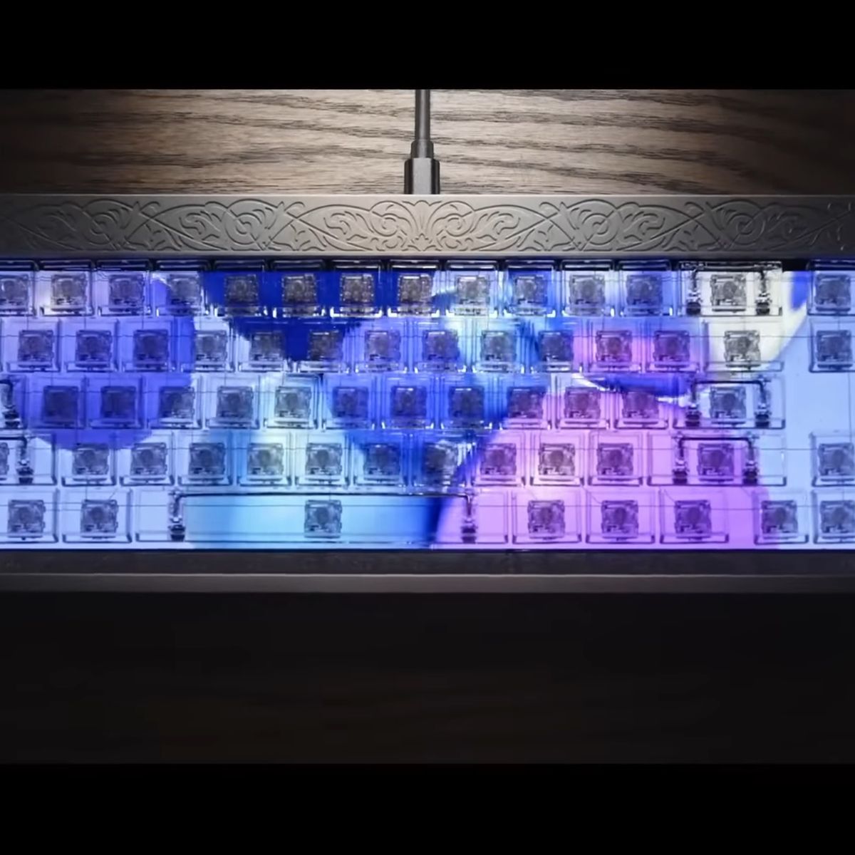 Teclado, jogador de pc e homem, mãos na sala de neon de jogos, espaço de  trabalho futurista ou desenvolvedor de software de codificação rápida  digitando cyberpunk e streamer online em videogame de