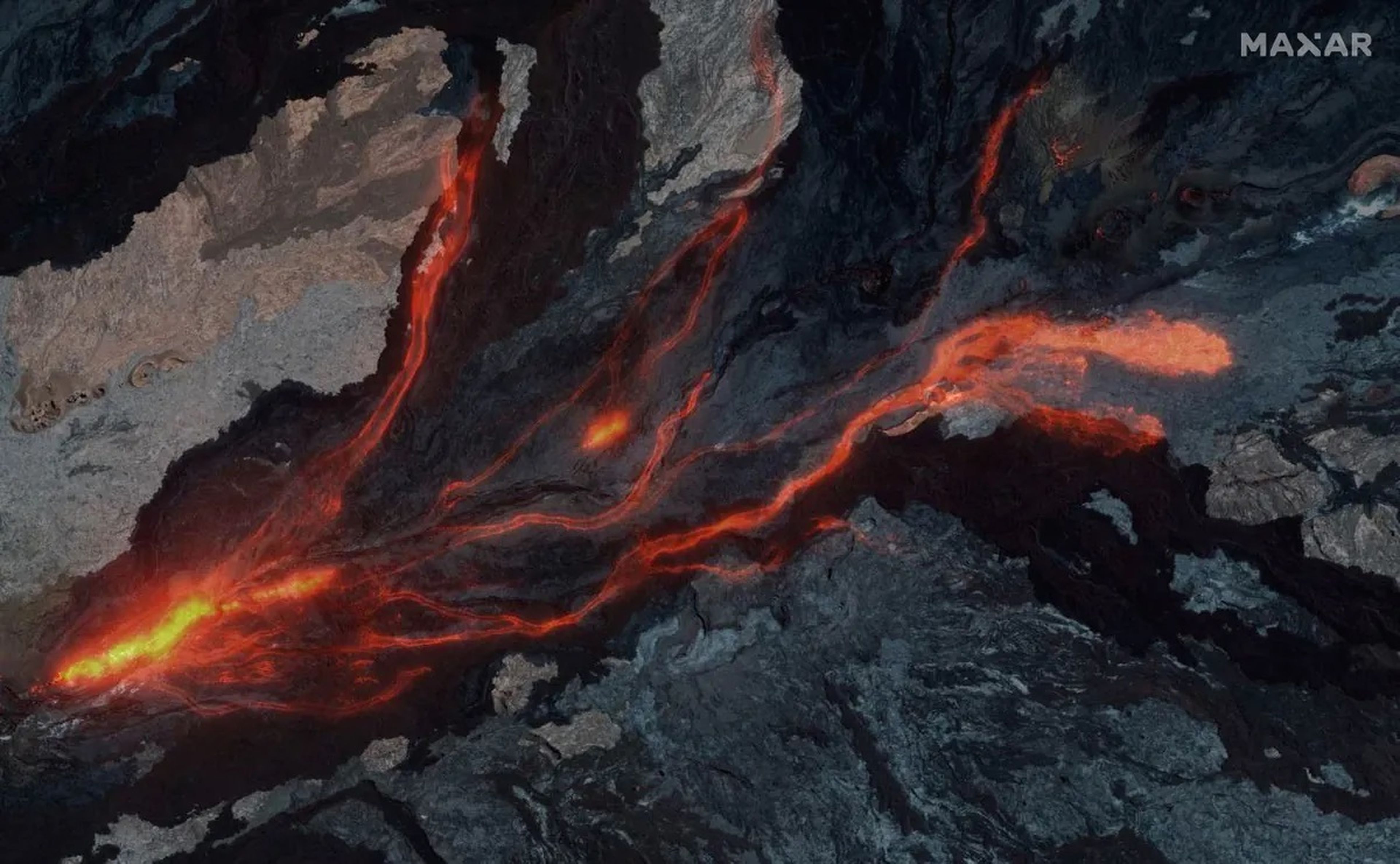 El volcán más grande del mundo vuelve a erupcionar después de 40 años, y es espectacular