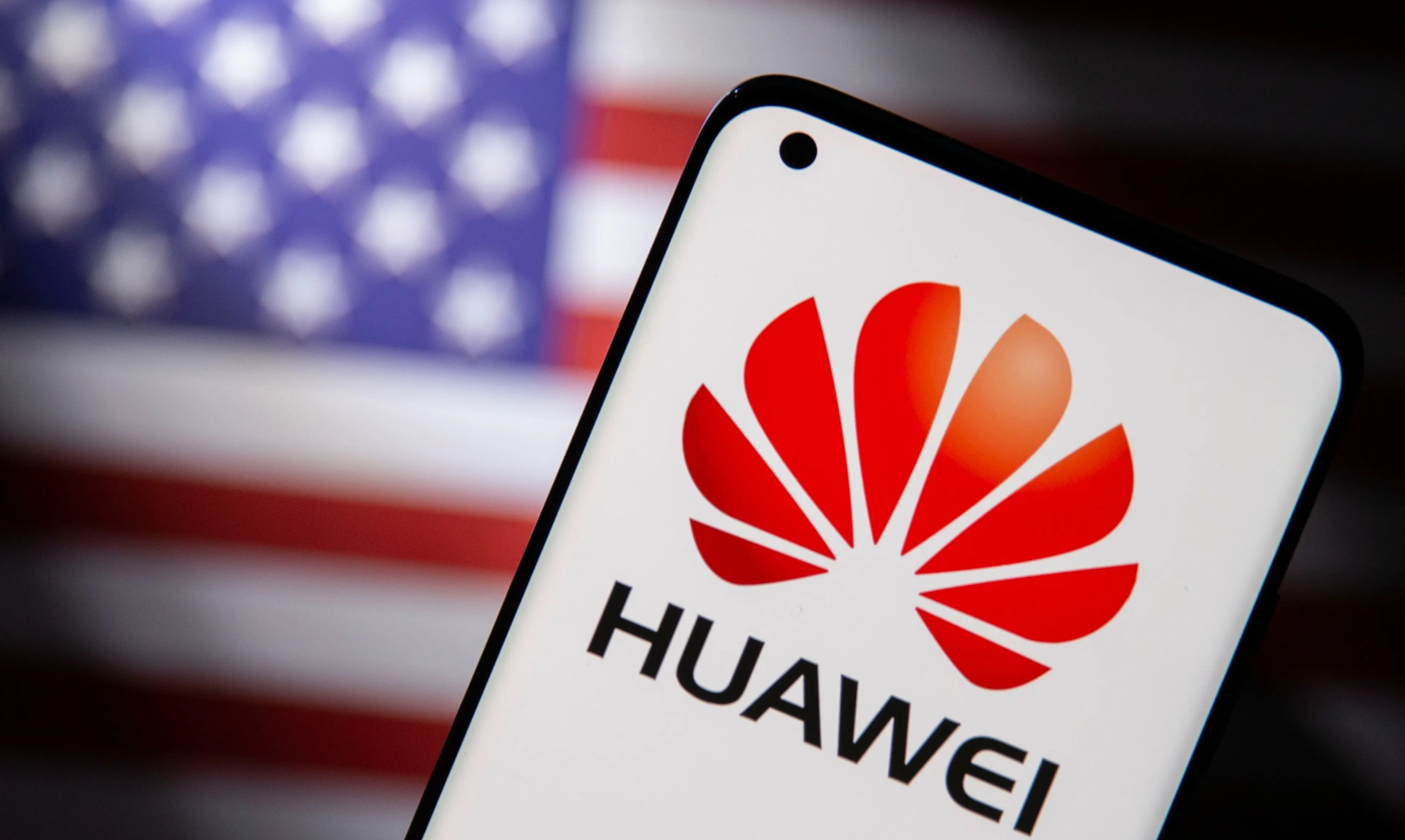 Logo de Huawei y la bandera de Estados Unidos