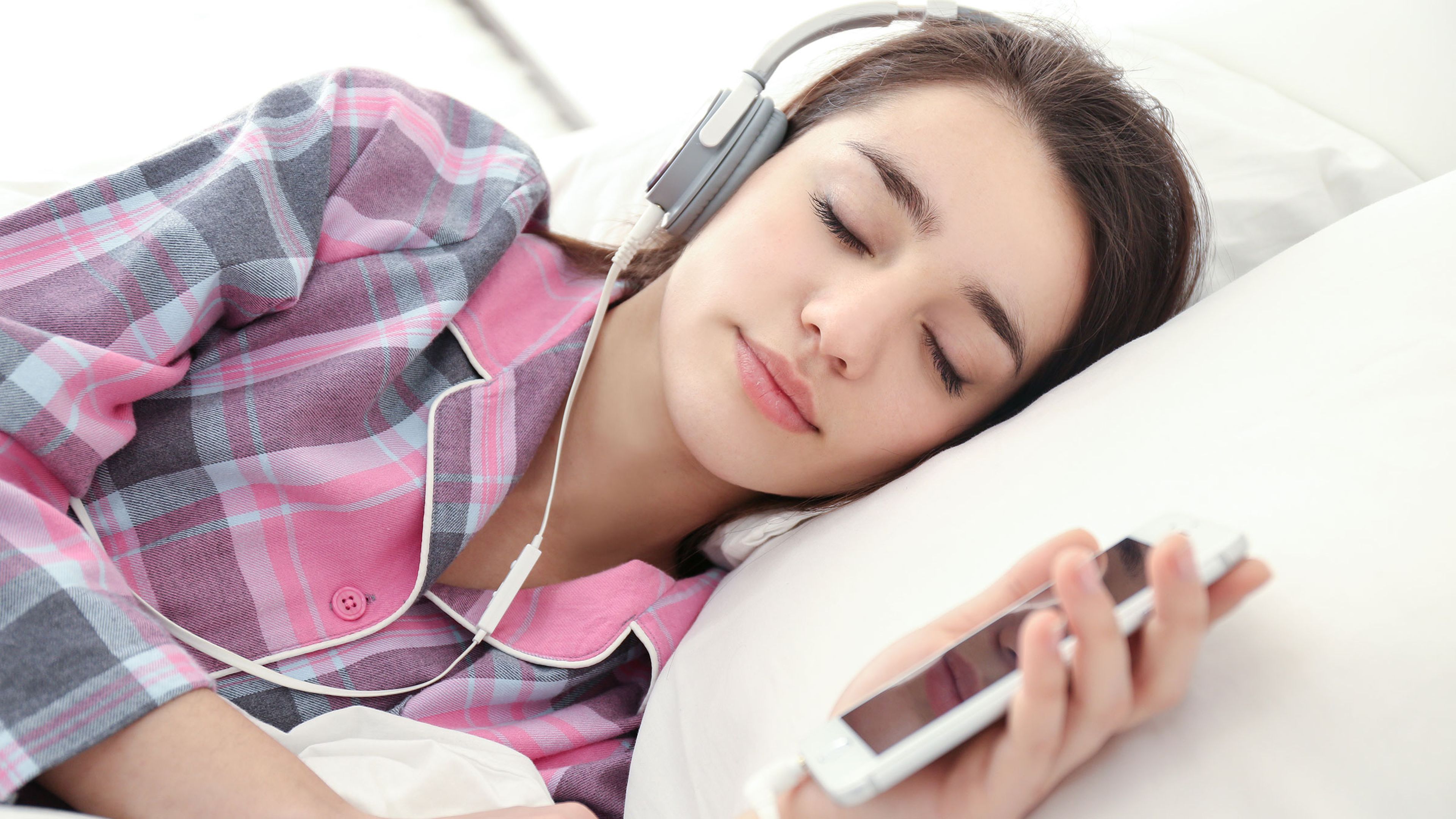 Mujer se duerme escuchando música