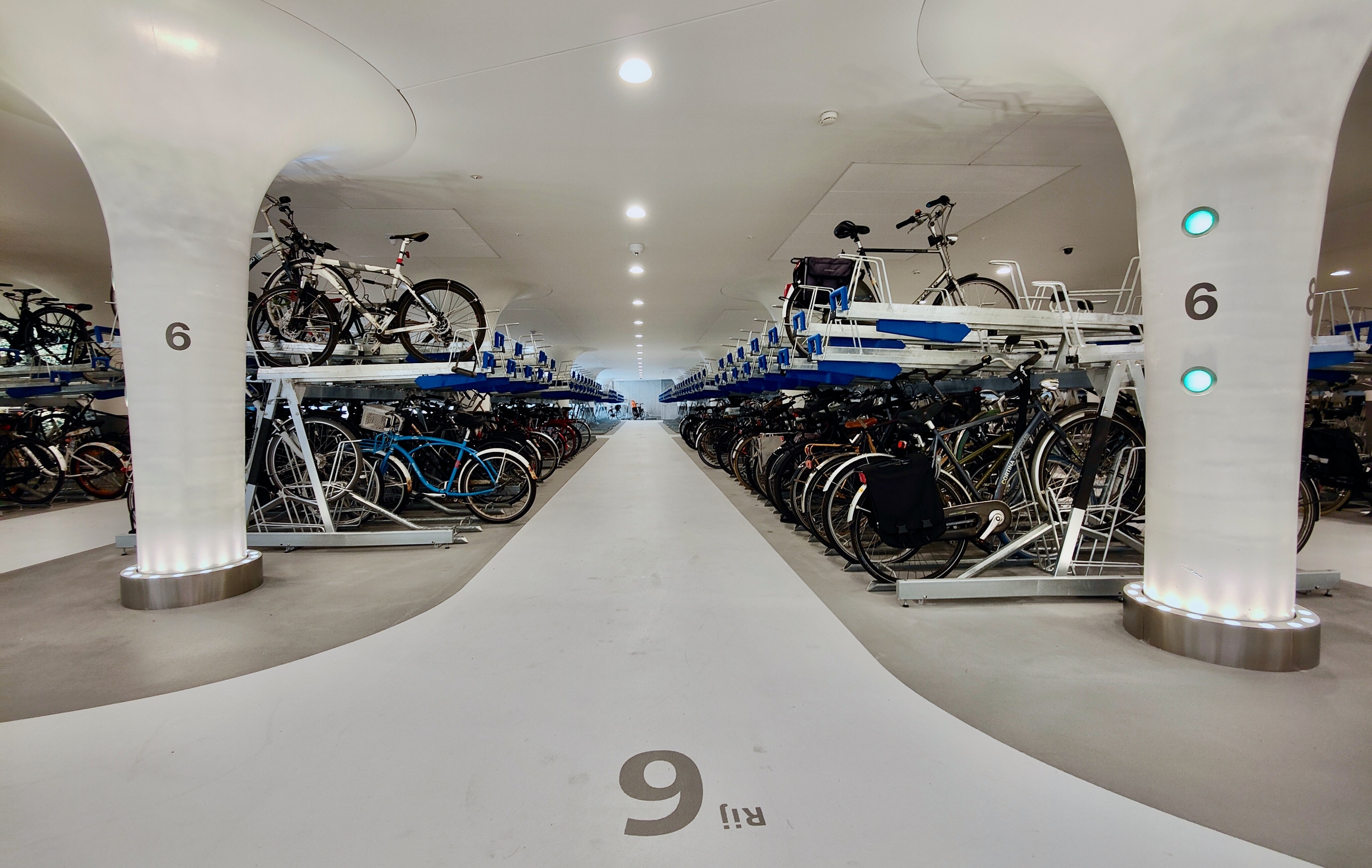 msterdam estrena el primer parking subacu tico de bicicletas del