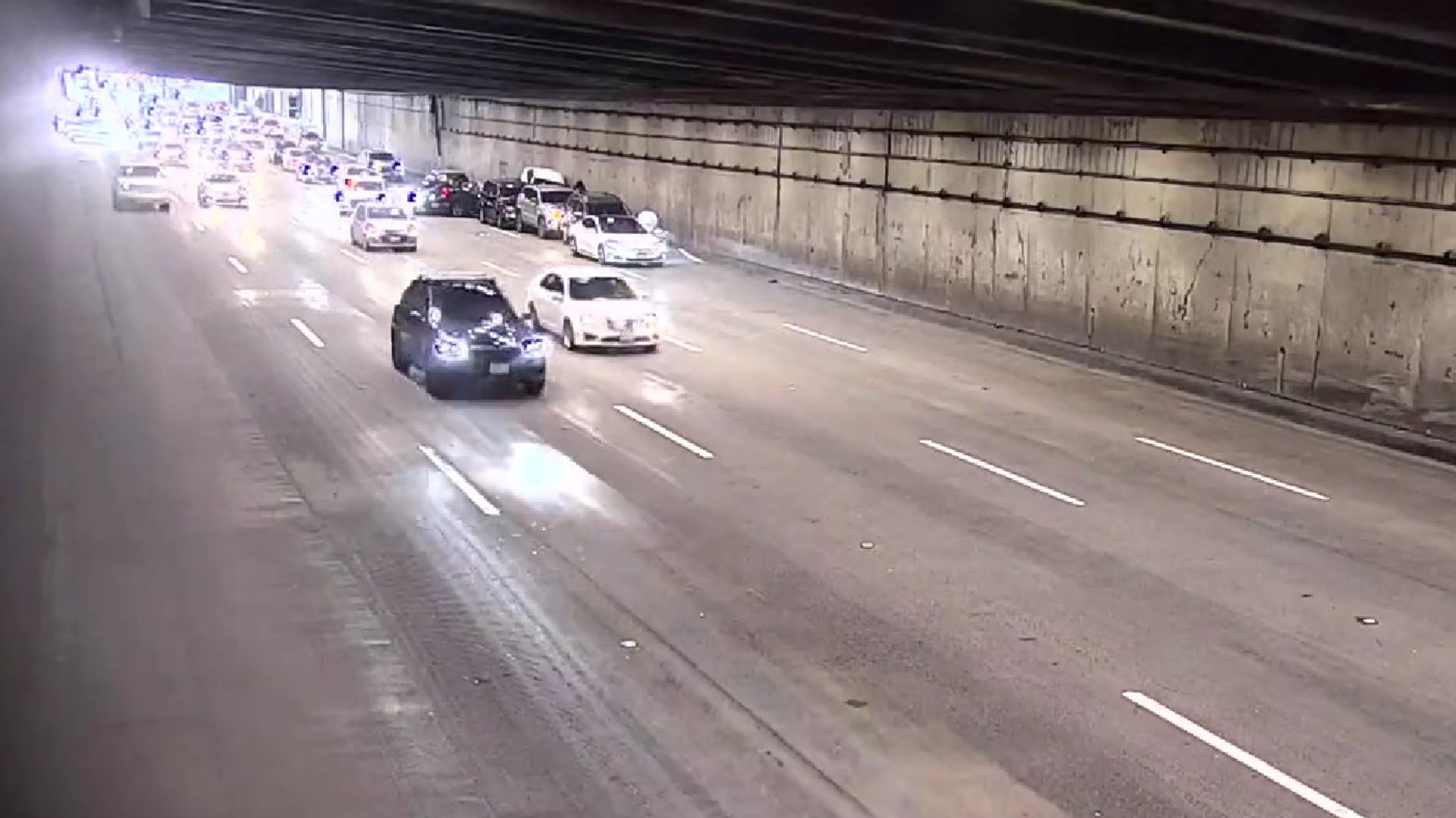 Tesla con conducción autónoma total provoca un accidente múltiple al entrar en un túnel (VÍDEO)