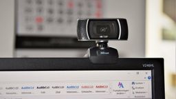Webcam sobre un monitor