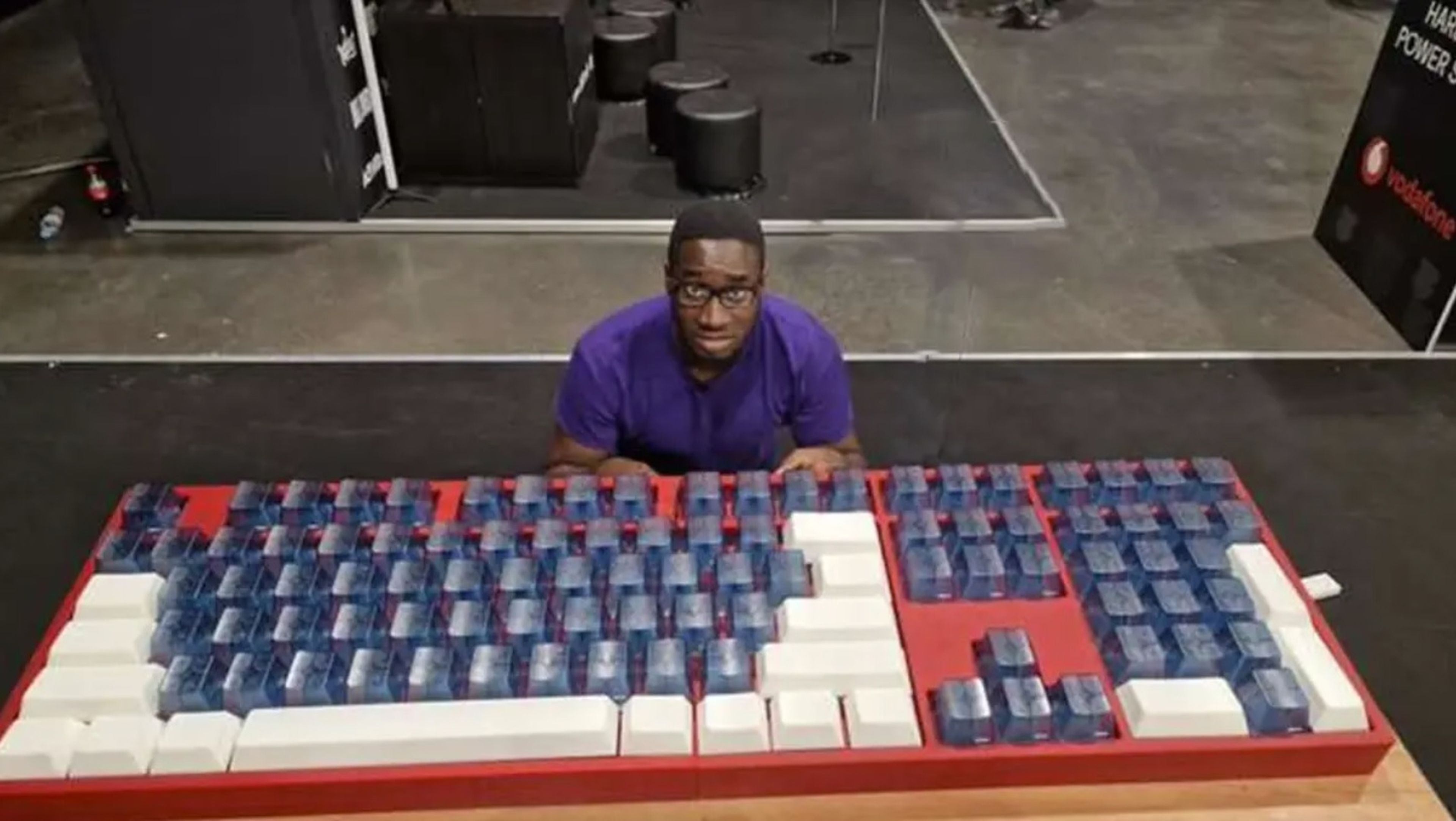 Se gastan 14.000 dólares en fabricar el teclado mecánico más grande jamás creado, con switches de verdad