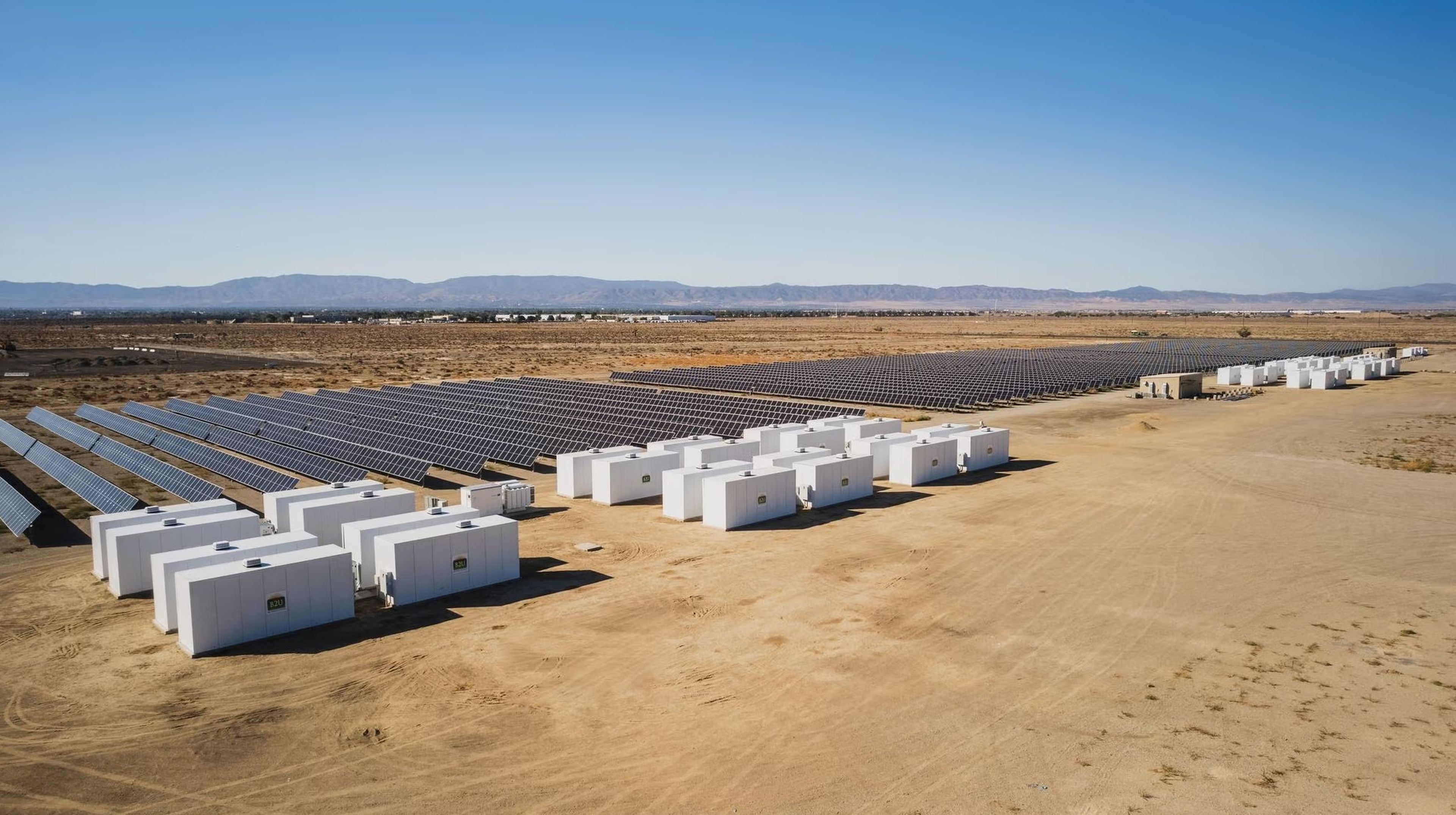 Granja solar de baterias y placas solares