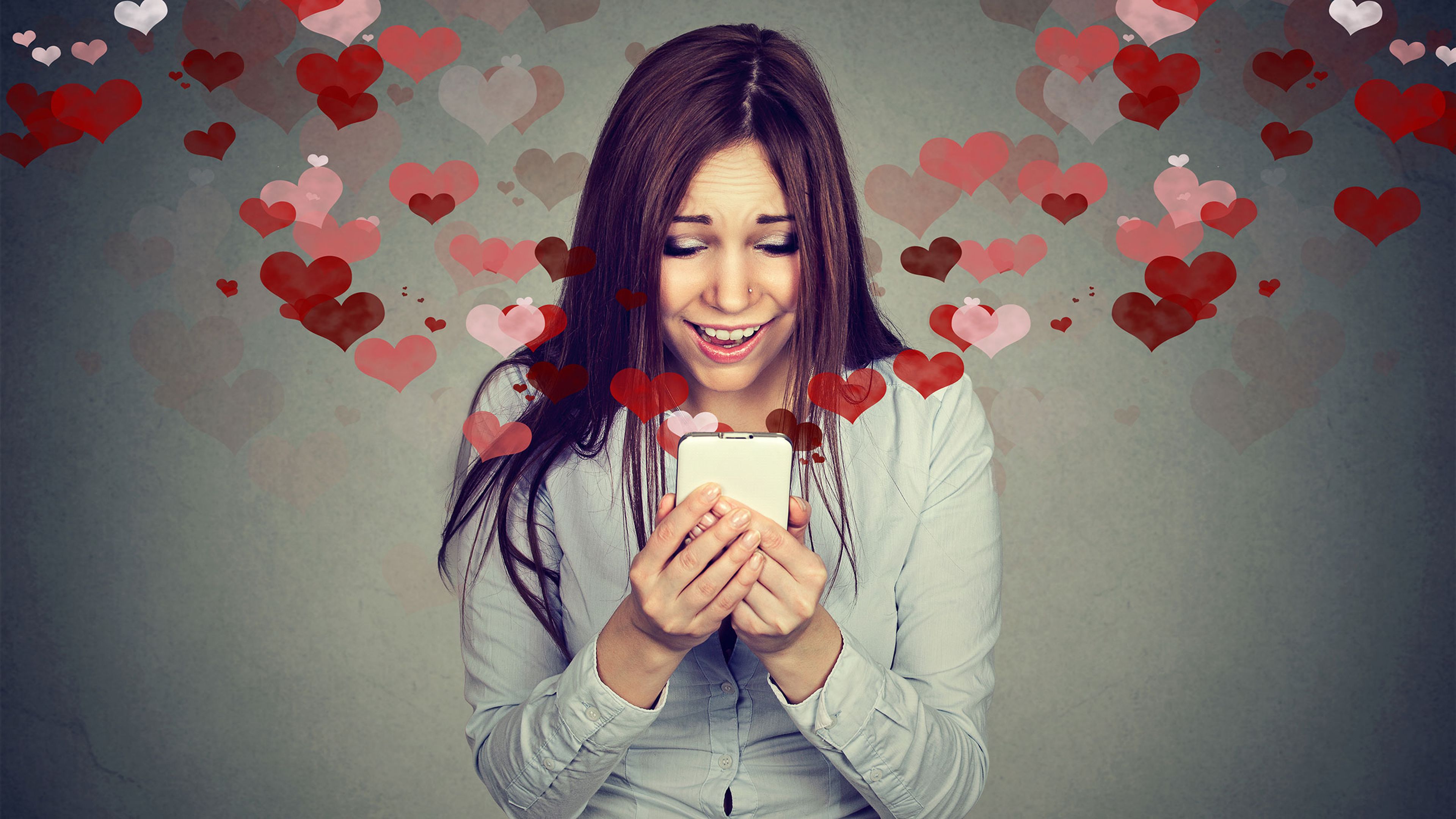 Mujer encontrando el amor en Internet