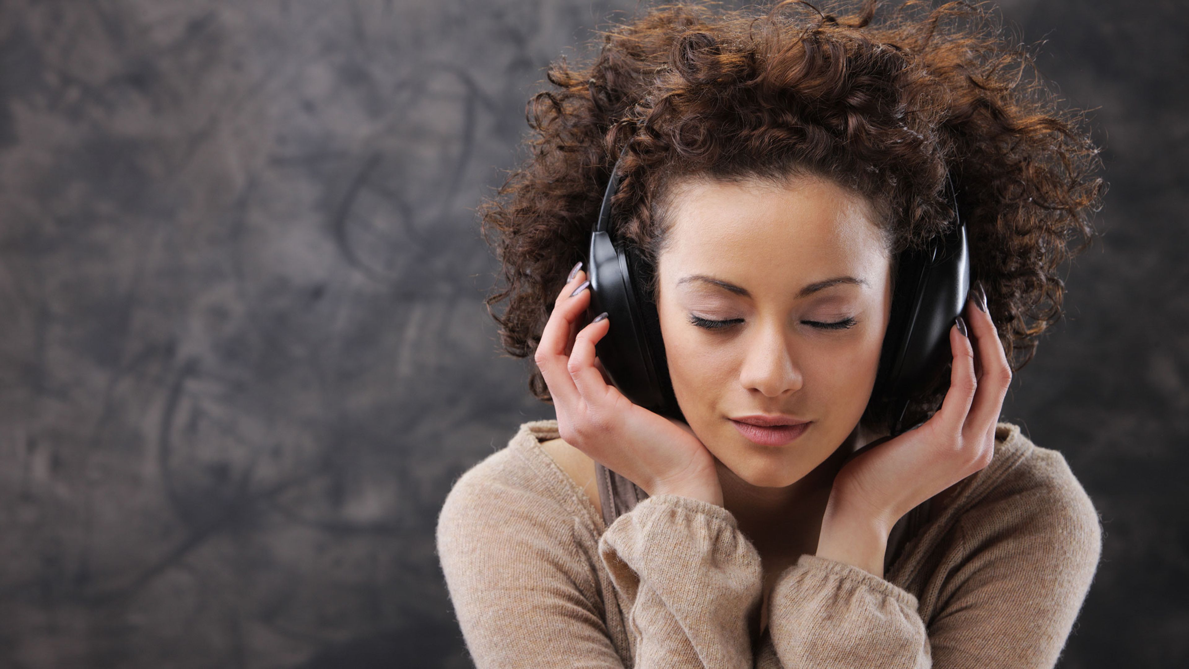Mujer escucha música