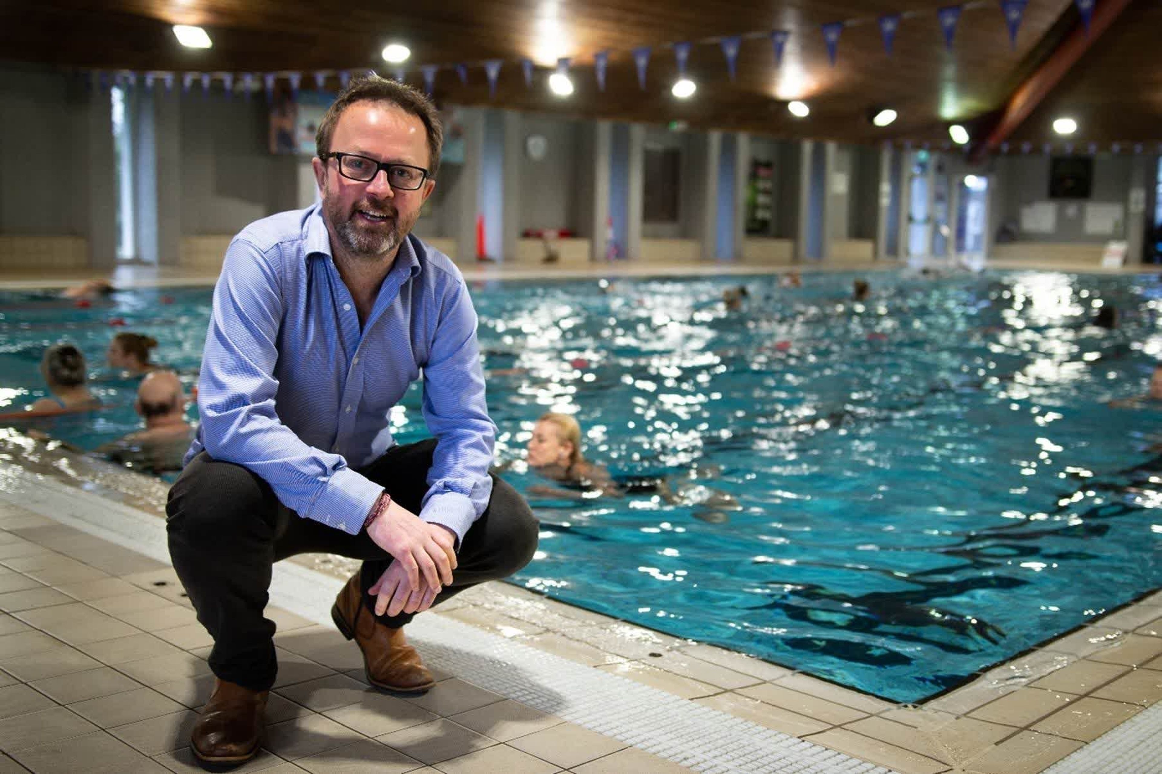 Un centro de datos usa el calor sobrante para calentar una piscina pública, ahorrando 24.000 dólares al año al ayuntamiento
