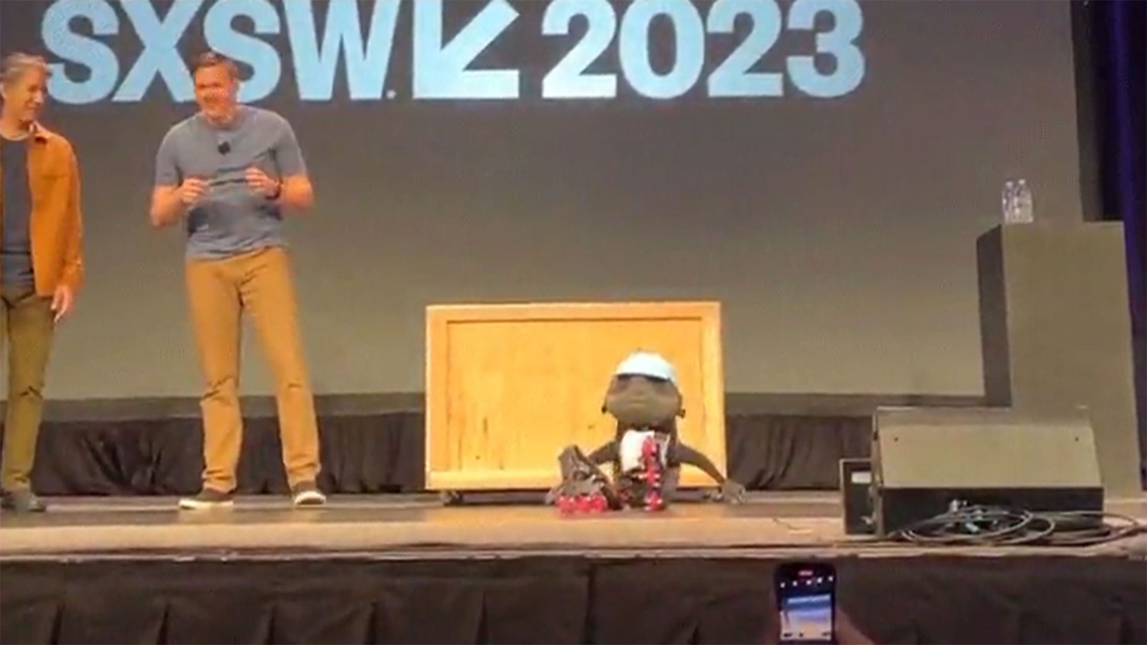 Disney muestra un espeluznante robot conejo con patines que no deja de caerse