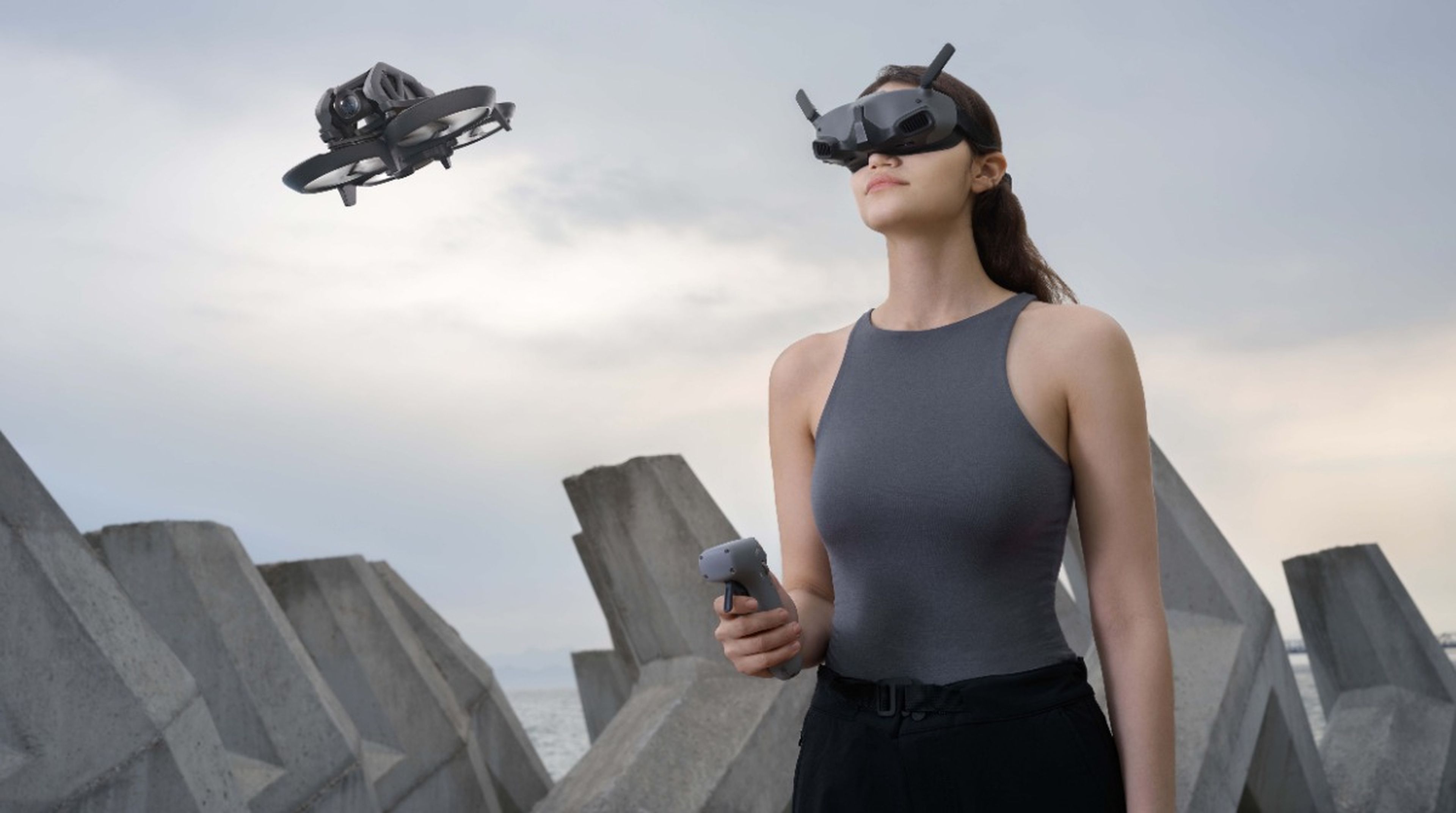 DJI anuncia unas nuevas gafas FPV y mando mejorado para llevar la experiencia de vuelo de drones a otro nivel