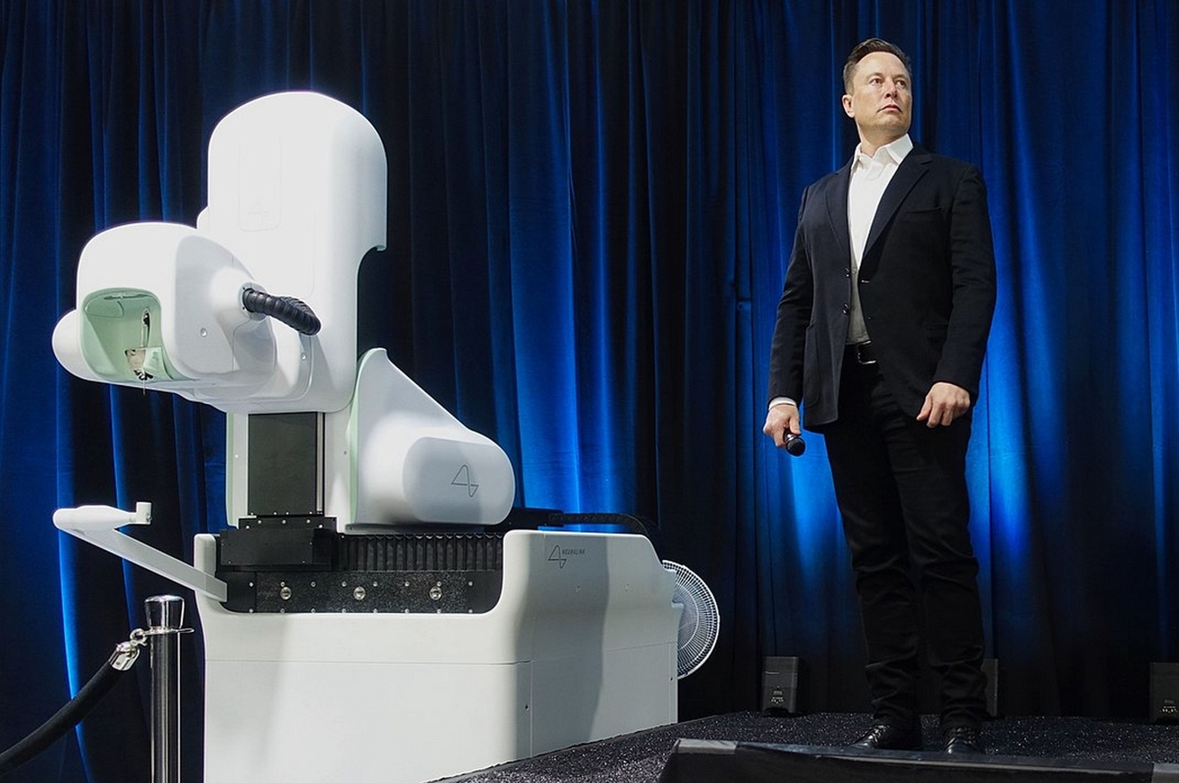 Estados Unidos prohíbe a Elon Musk usar los implantes cerebrales de Neurolink en humanos, explica por qué son peligrosos