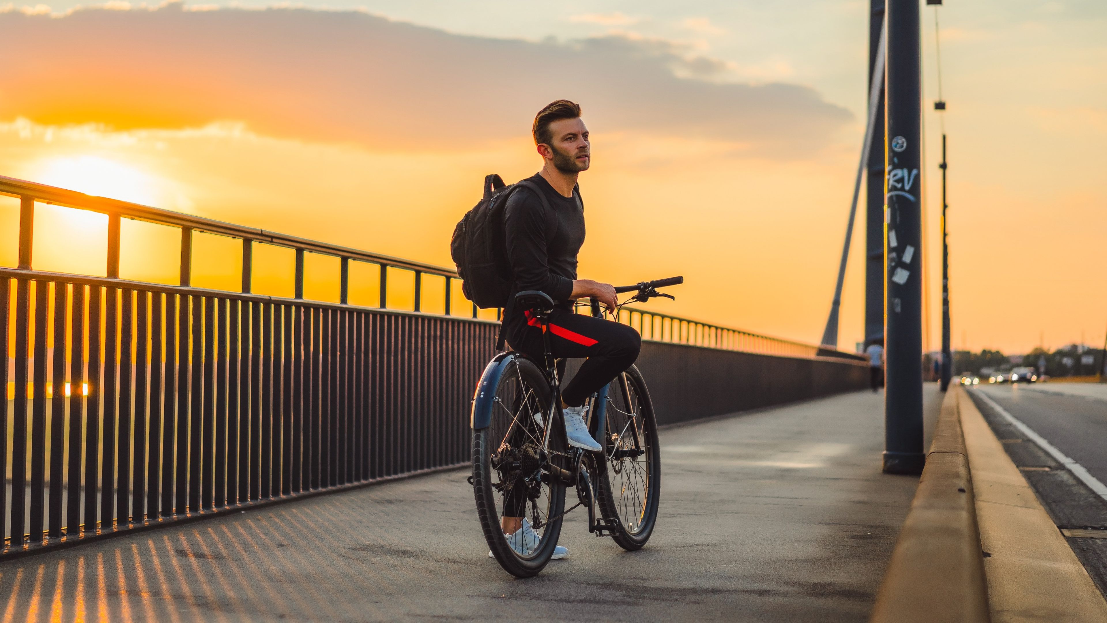 Hombre montando en una bicicleta en un puente