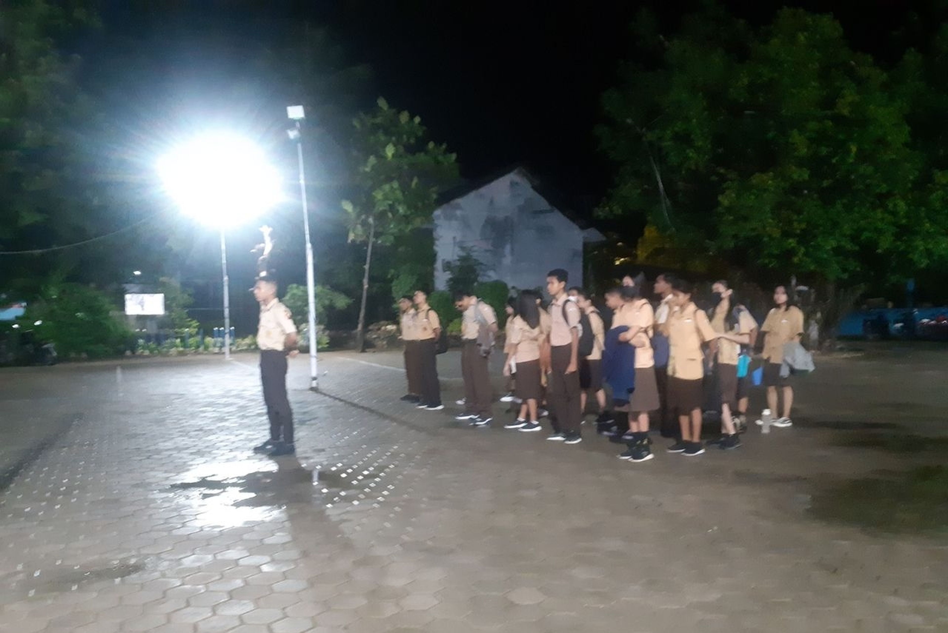 En Indonesia las clases empiezan a las 5:30 de la mañana "para que aprendan disciplina", padres y médicos se desesperan