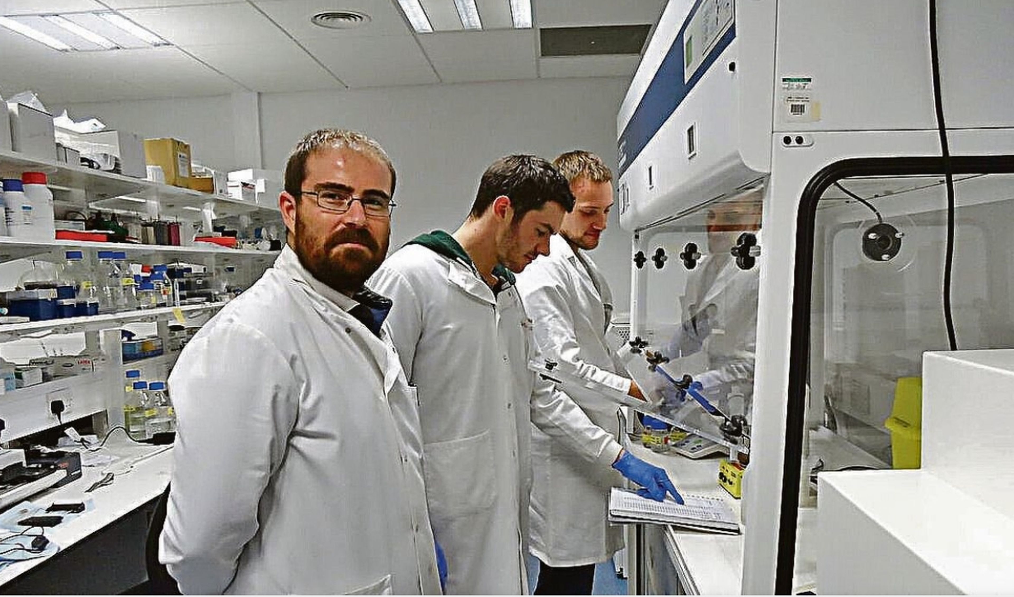 The scientist from Algeciras Asier Unciti Broceta (left) in the Edinburgh laboratory.  EFE