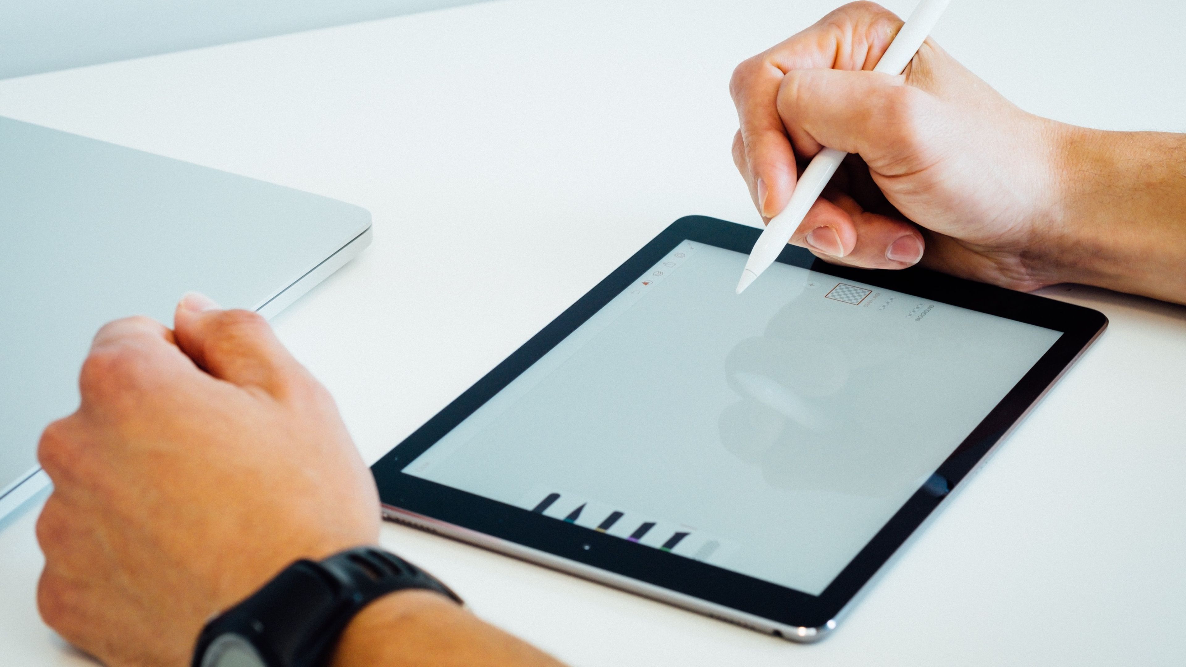 Persona escribiendo en una tablet iPad con un stylus Apple Pencil