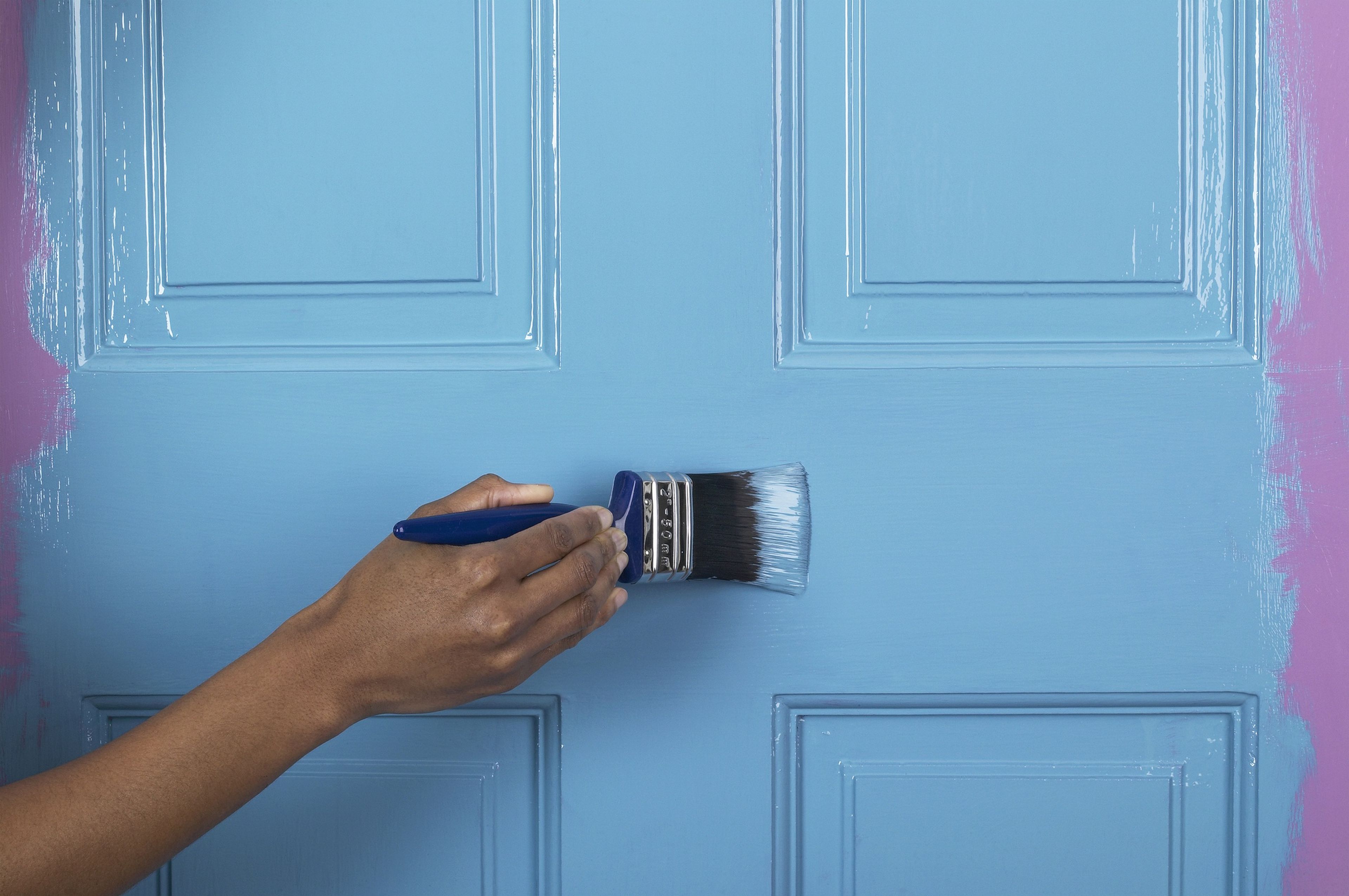 La pintura más ligera del mundo: una gota del tamaño de una uña pinta los dos lados de una puerta
