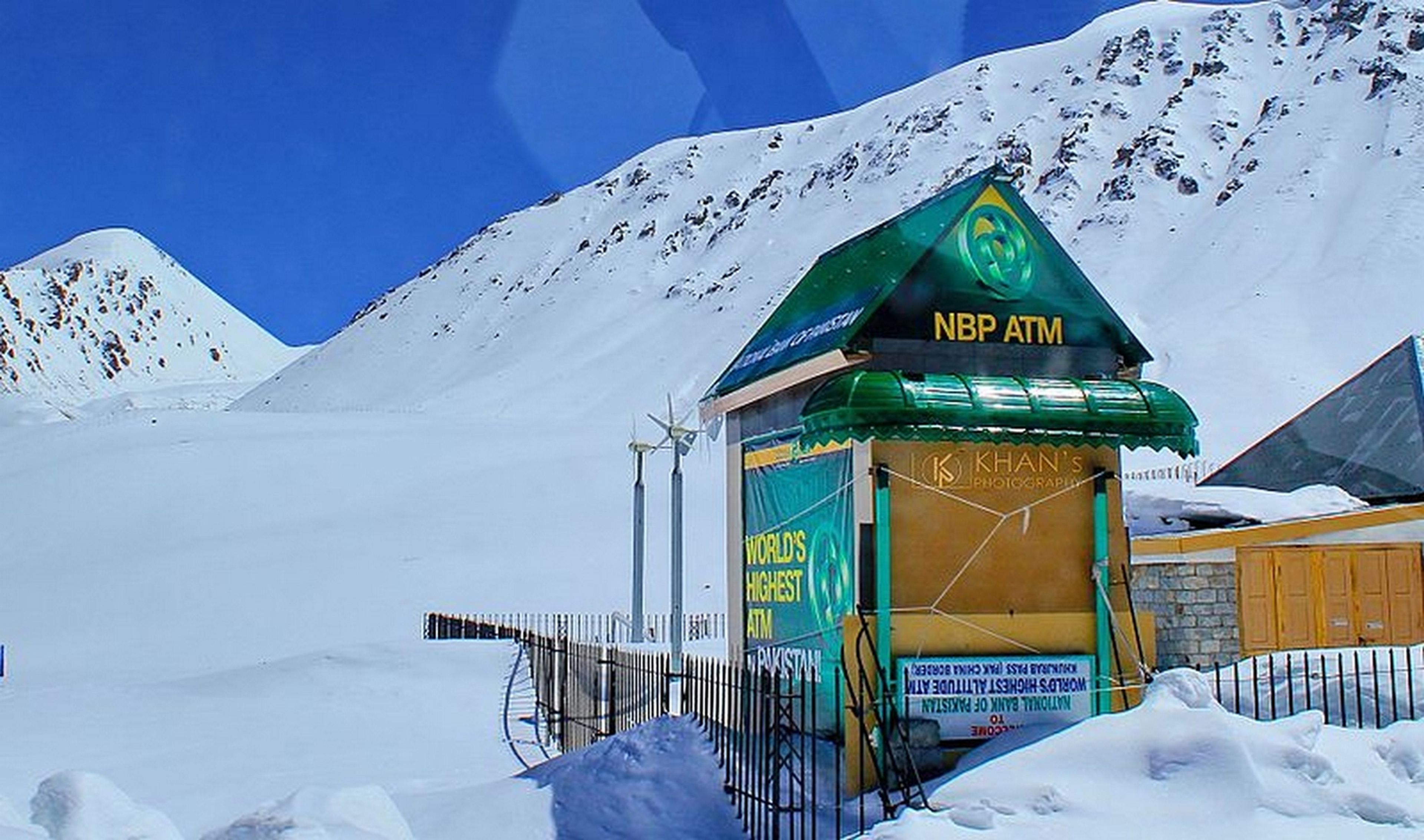 El cajero automático más remoto del mundo está en una montaña a casi 5.000 metros de altura, y cumple una función vital