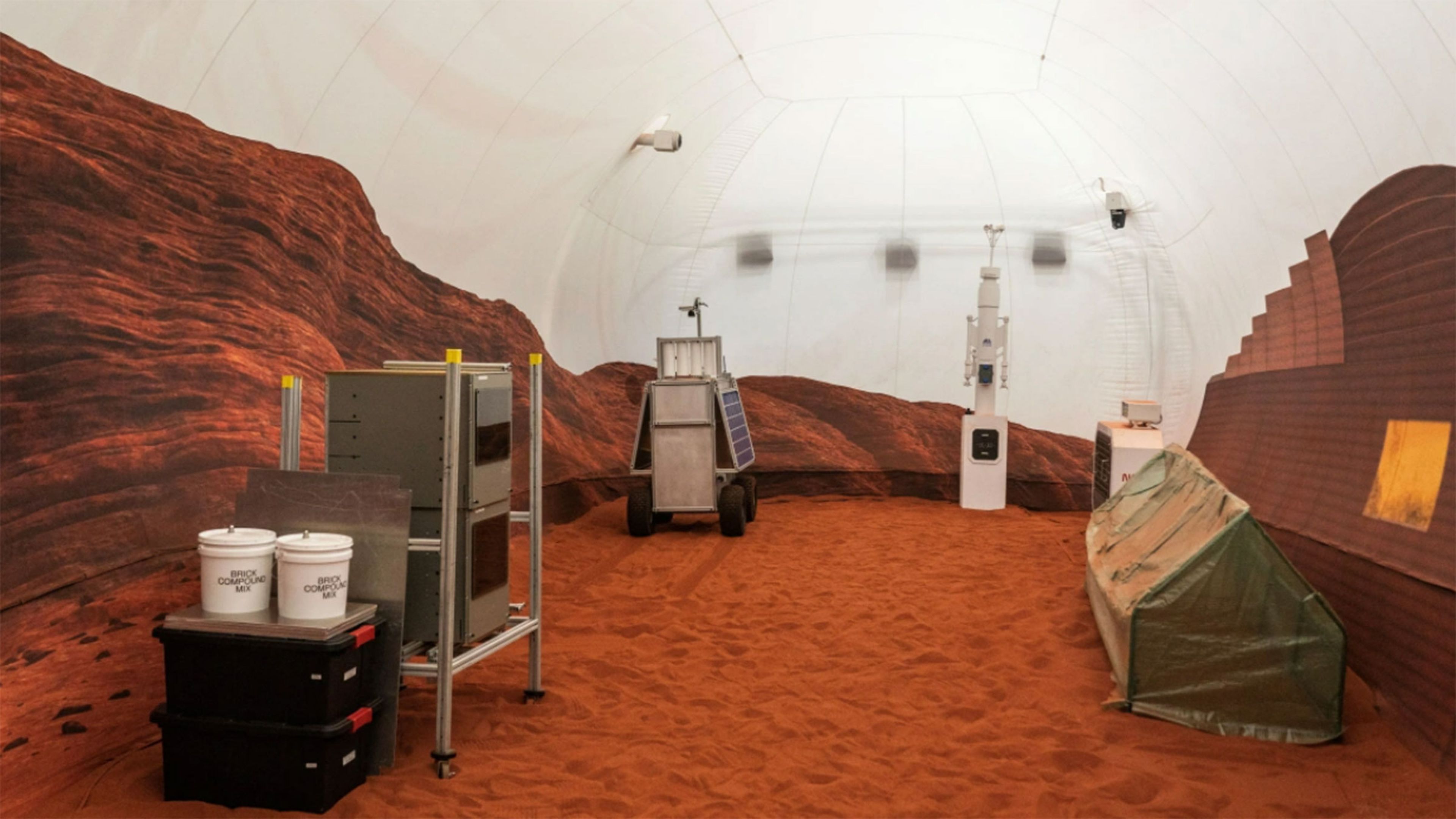 El curioso hábitat simulado de Marte de la NASA que incluye videoconsolas y juegos de mesa