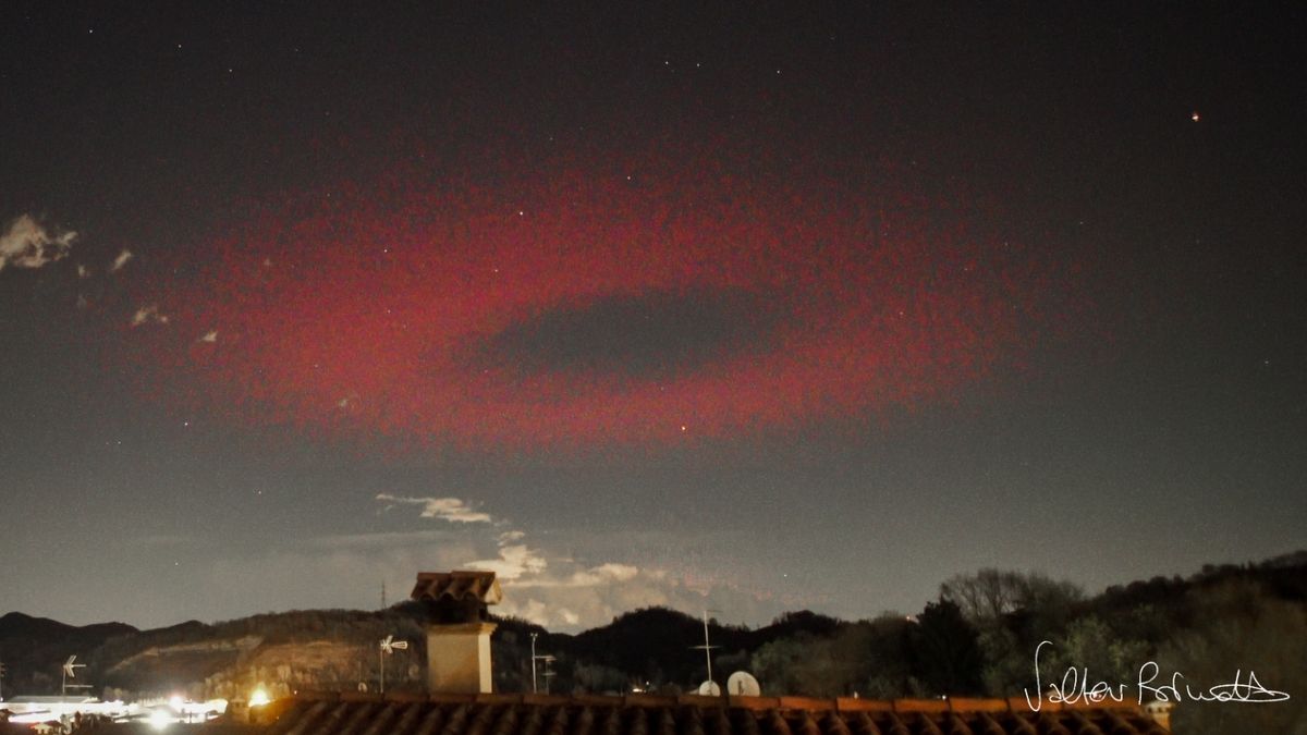 Un enorme alone rosso, lungo 360 chilometri, è apparso nel cielo italiano, quindi che cos’è?