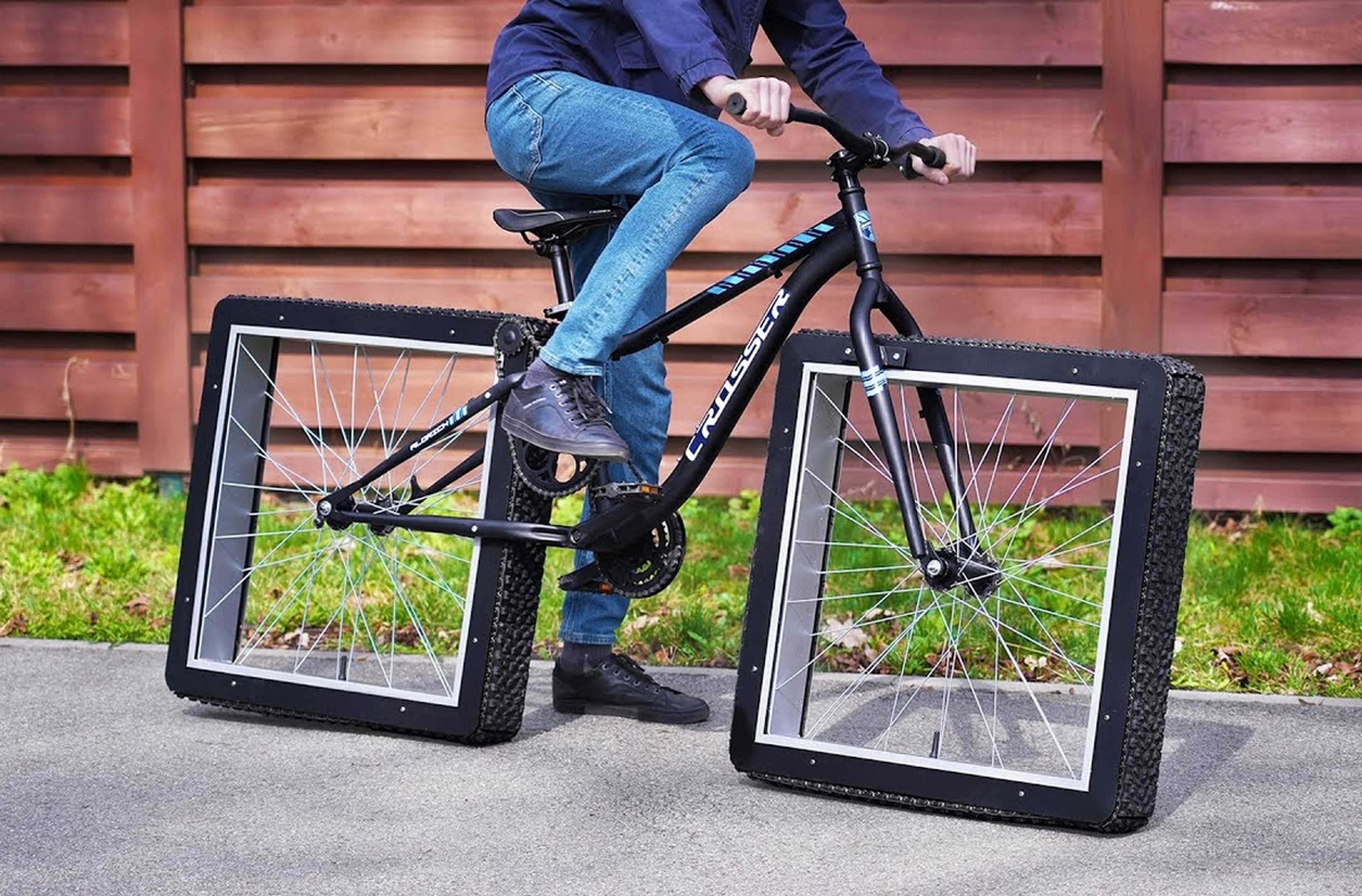 Llega la bicicleta con ruedas cuadradas, y realmente funciona (vídeo)