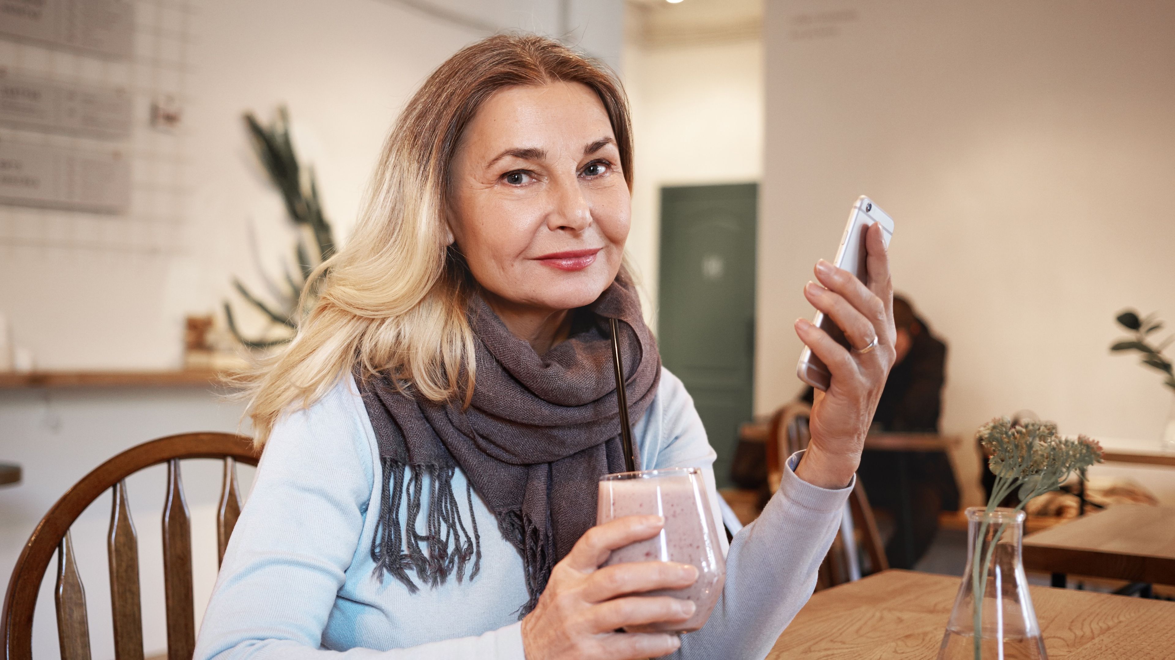 Mujer de mediana edad con un teléfono móvil
