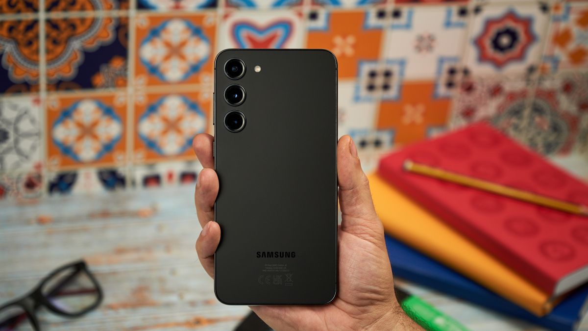 This topoftherange Samsung mobile comes with its most advanced smartwatch as a gift GEARRICE