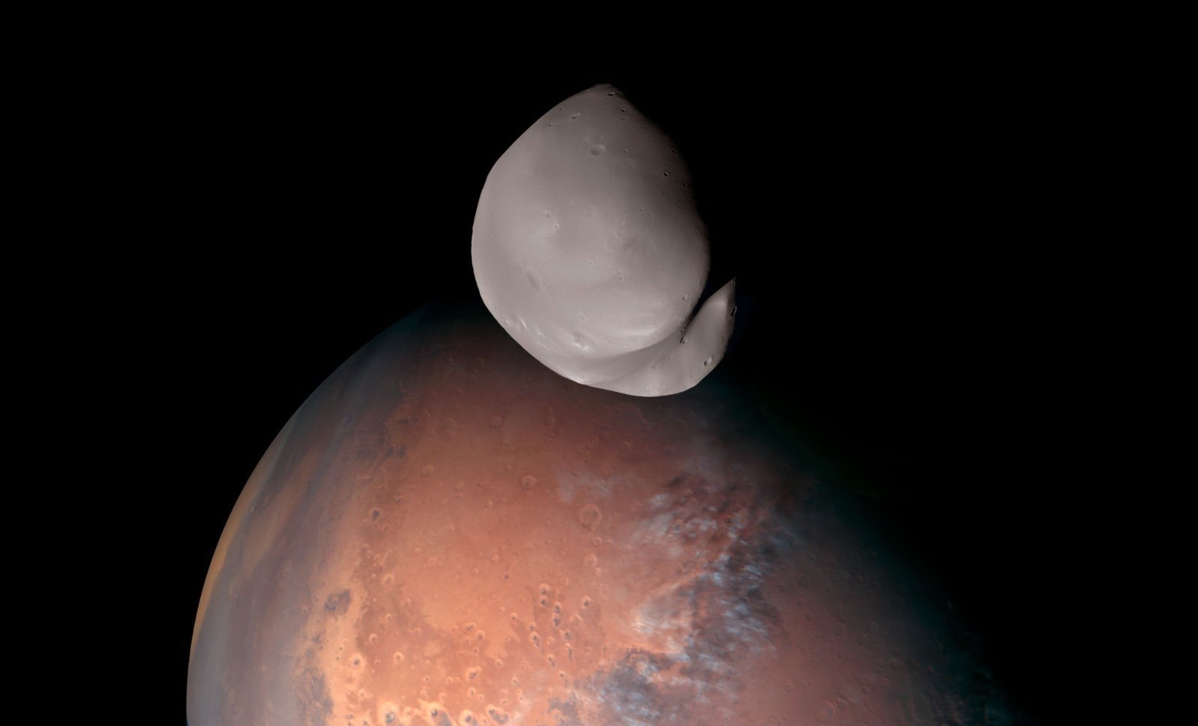 La sonda de Emiratos Árabes envía la foto más espectacular de la luna Deimos de Marte, y descubre nuevos secretos