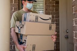Un trabajador de Amazon con cajas.