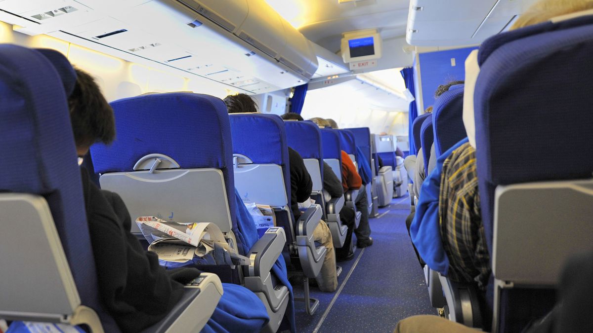 The great viral trick to prevent plane passengers from leaning their