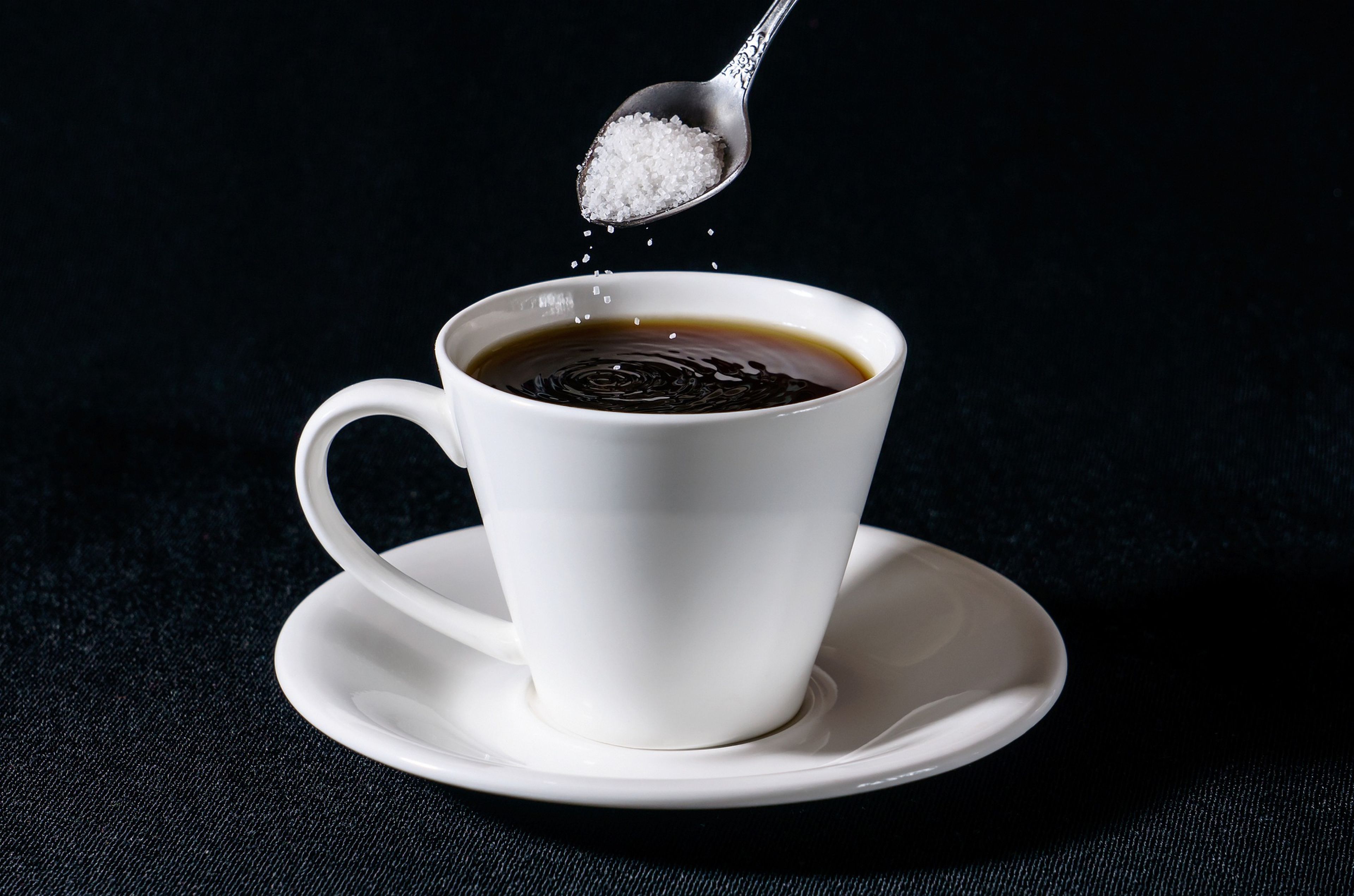 Por qué algunos baristas recomiendan echar sal al café