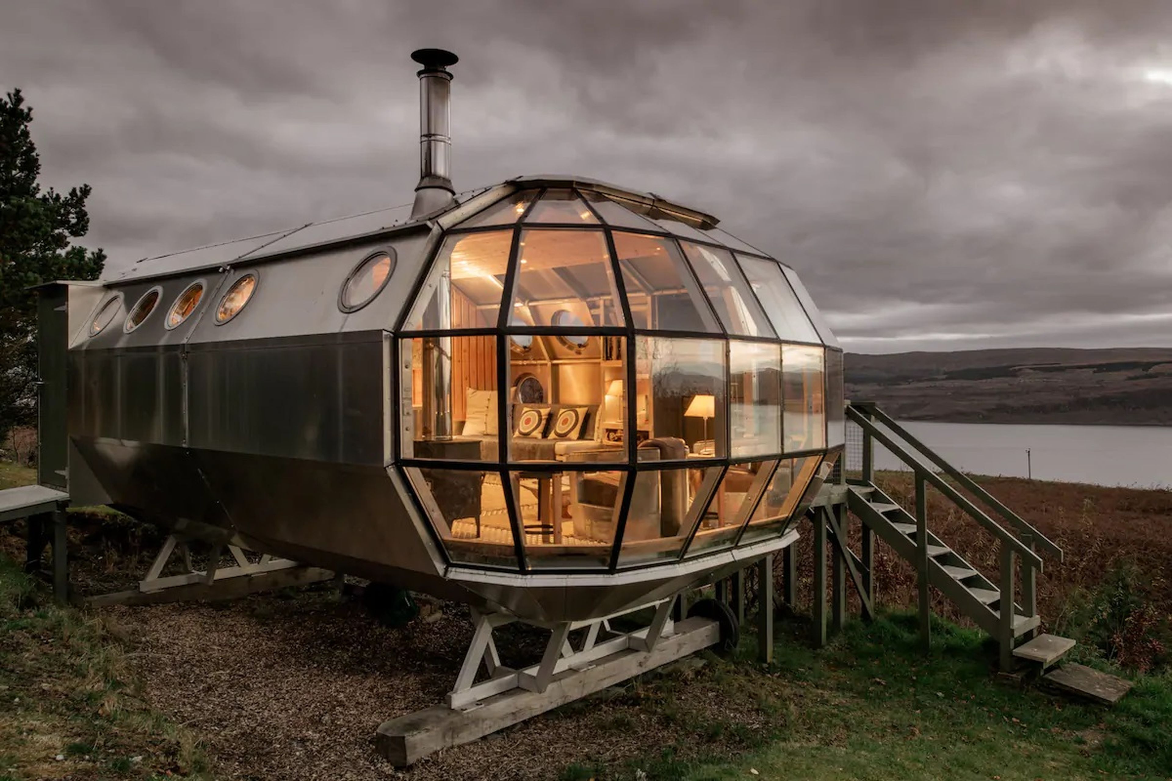 Construyen una "nave espacial" en 10 días y ganan 6.000 euros al mes alquilándola en Airbnb