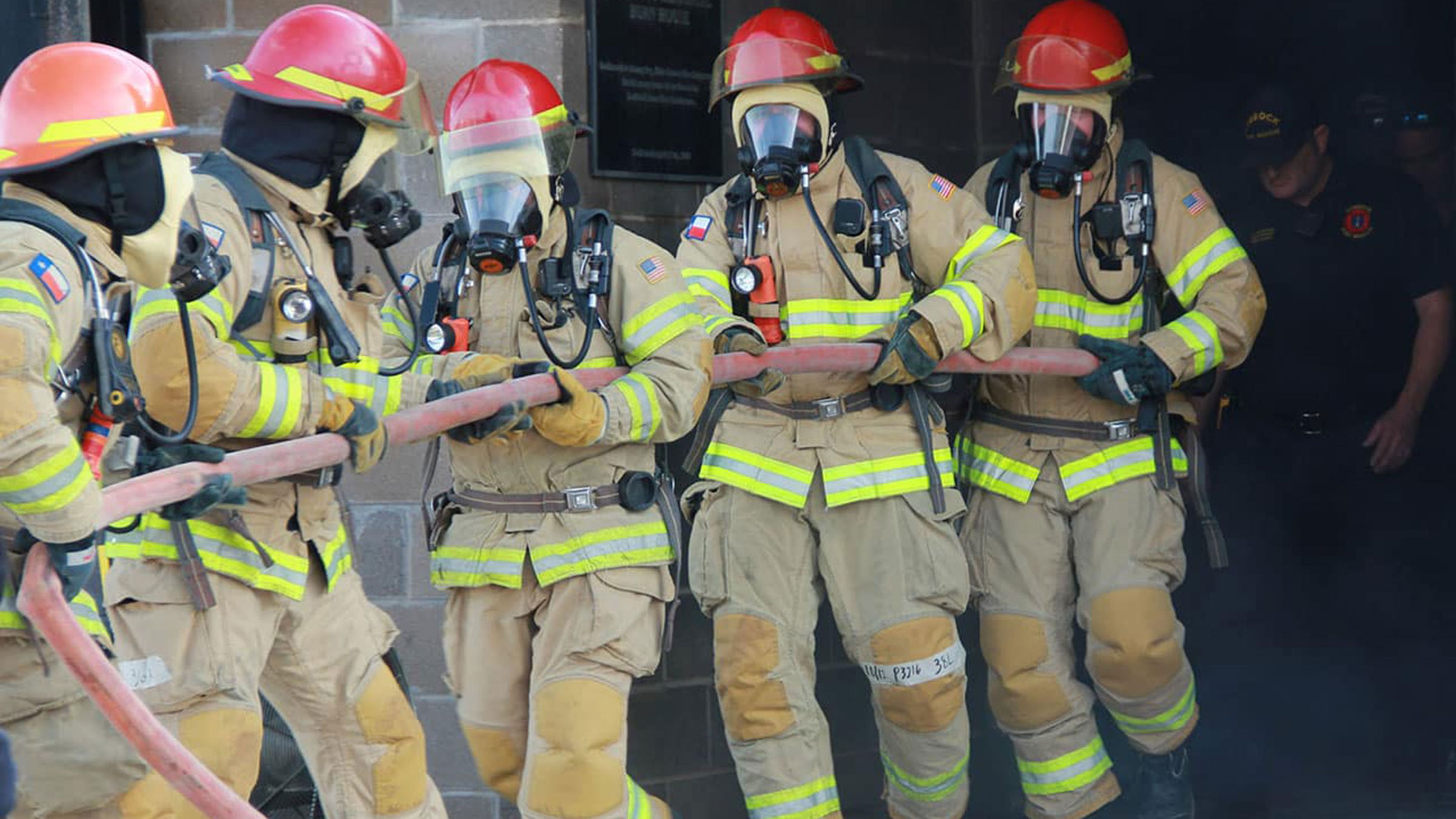 Crean el casco de bomberos definitivo: no solo protege contra el fuego sino también contra las balas