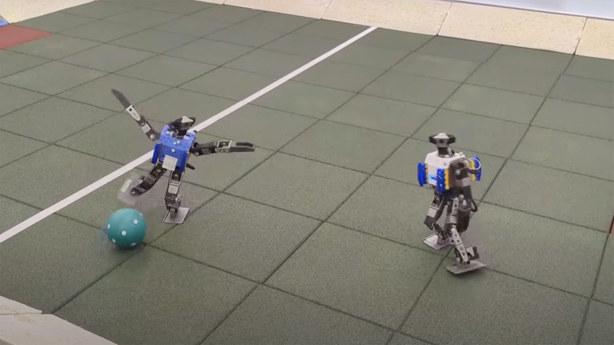 Stanno costruendo piccoli robot che possono giocare a calcio