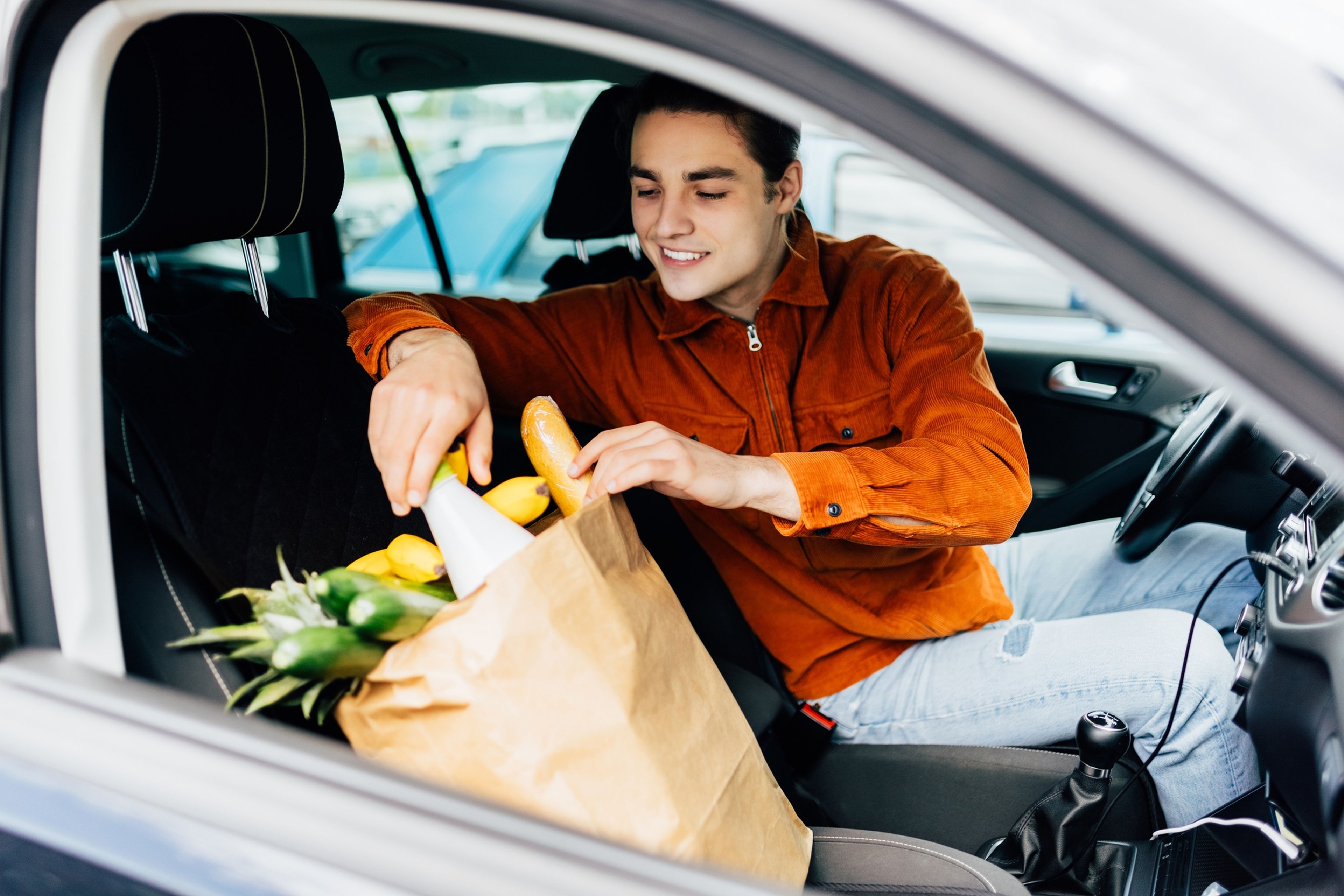 Cuidado con las bolsas al hacer la compra con el coche: podría caerte una multa de 200 euros