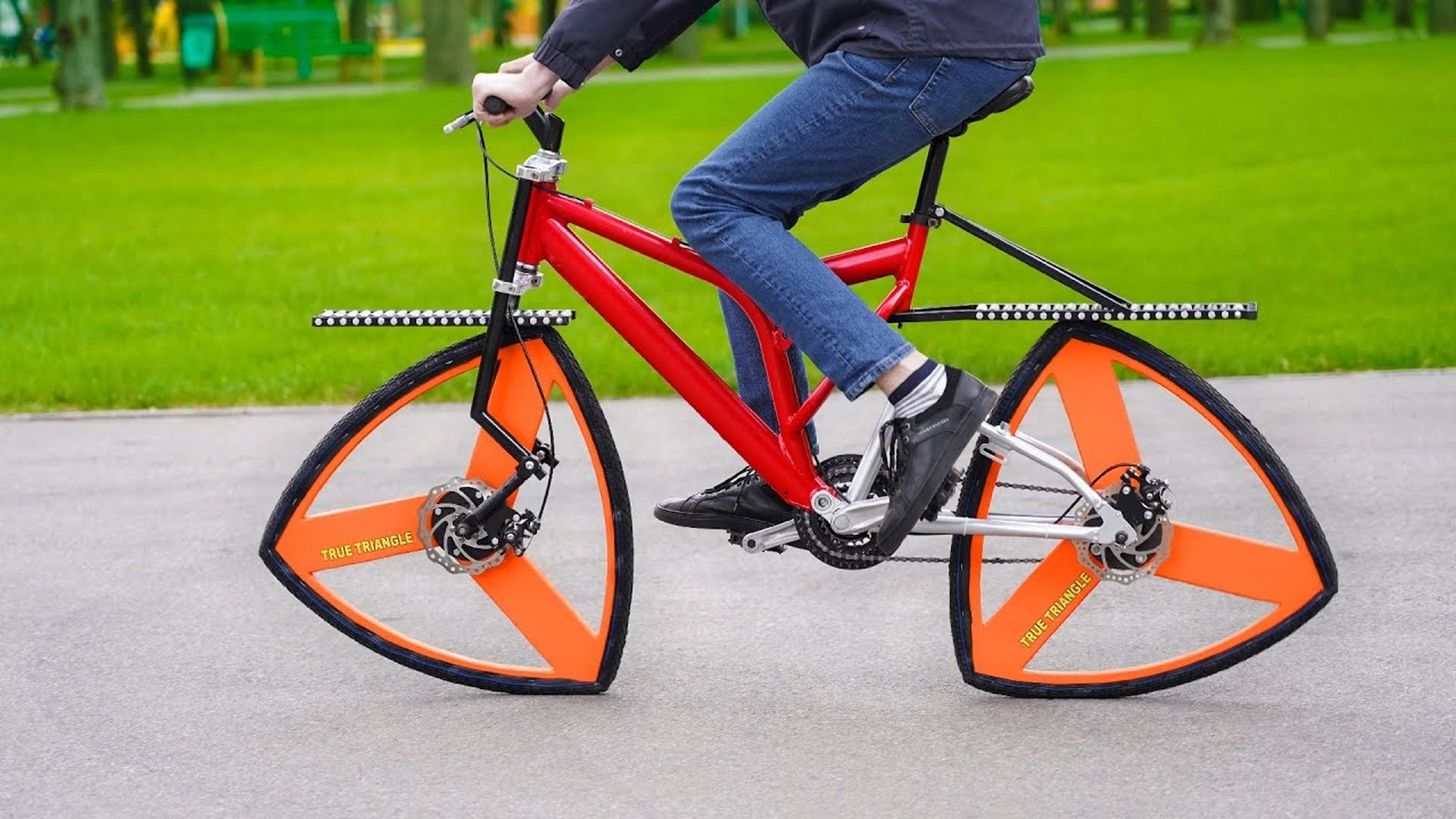 Es imposible, pero la bicicleta con ruedas triangulares rueda tan bien como una estándar