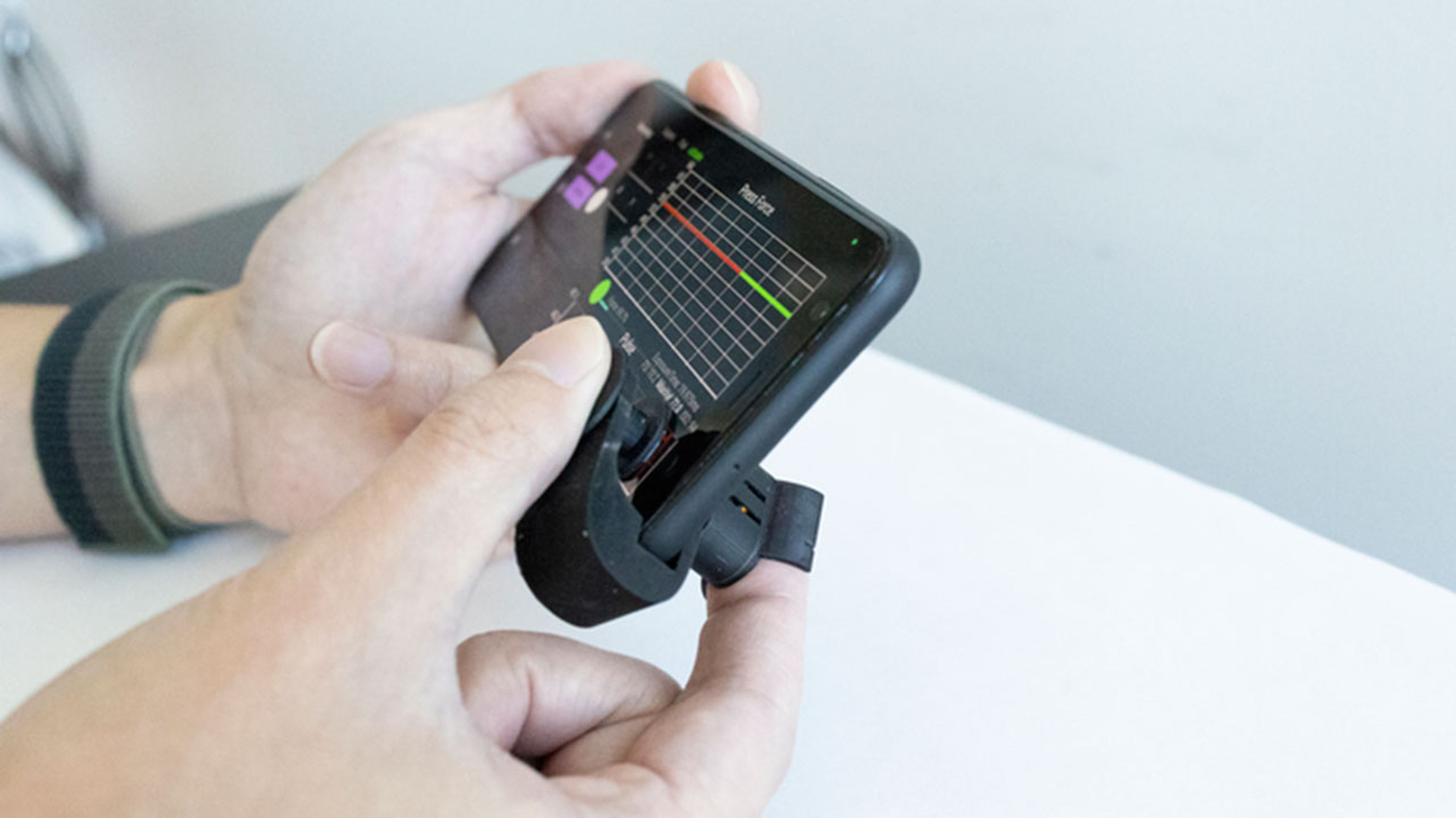 Ingenieros crean un monitor de presión arterial barato con un móvil y un simple clip de plástico