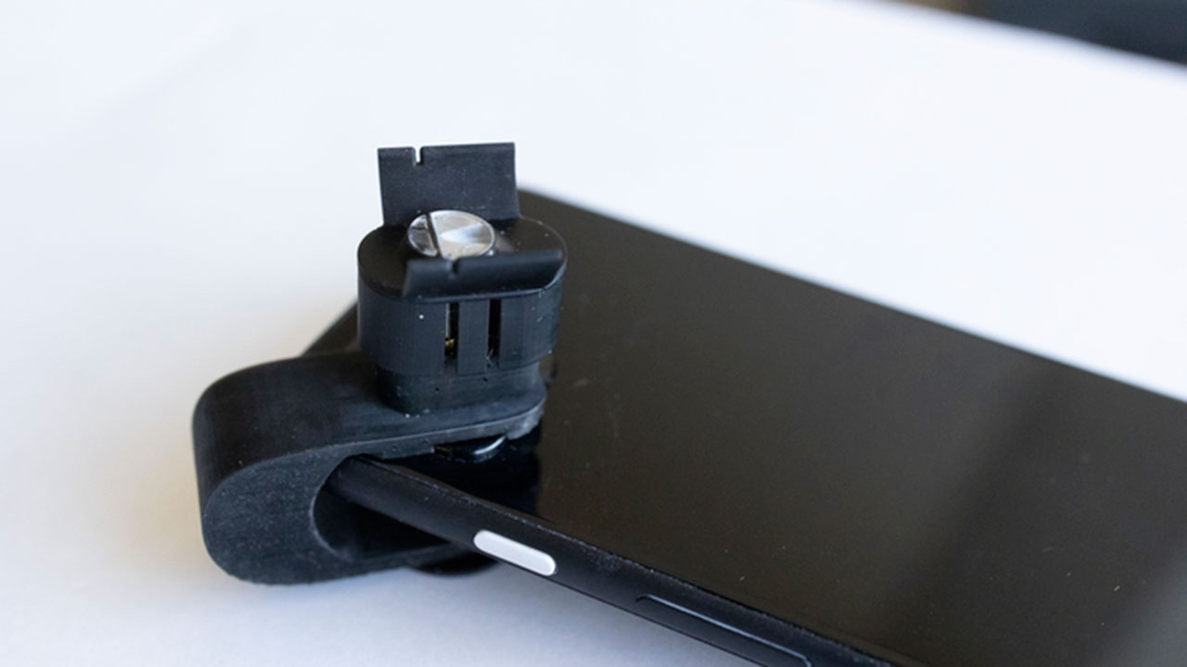 Ingenieros crean un tensiómetro económico con un móvil y un simple clip de plástico