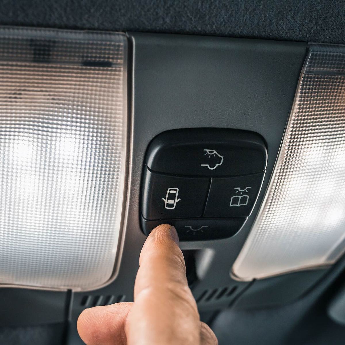 Pueden multarte por circular con la luz interior del coche encendida?