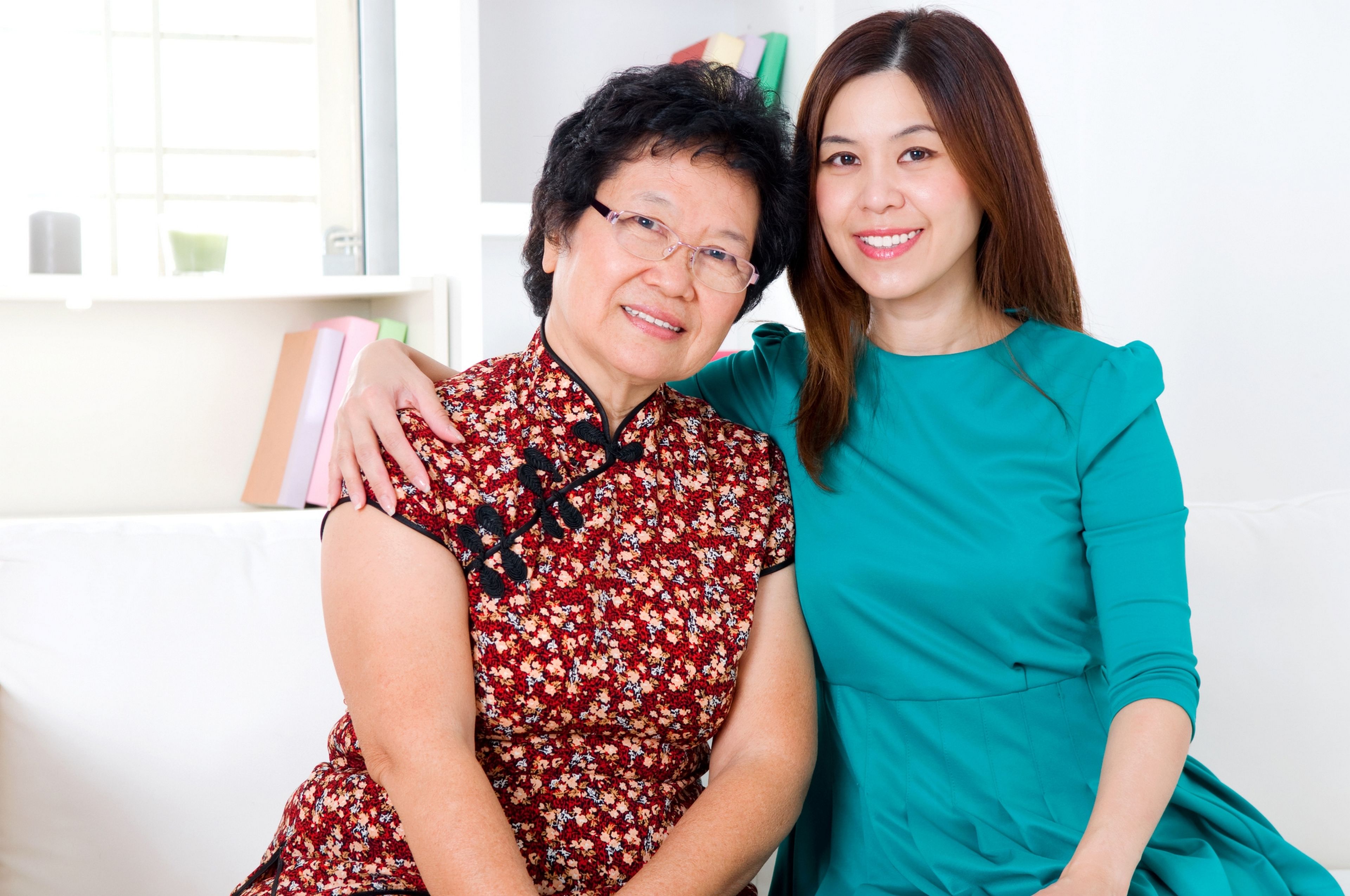 Una mujer china deja su trabajo y firma un contrato indefinido con sus padres como cuidadora, con mejor sueldo