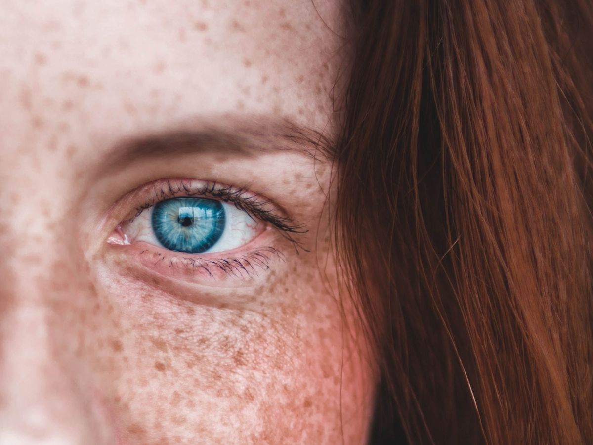 Esta es la combinación de color de pelo y ojos más rara en humanos