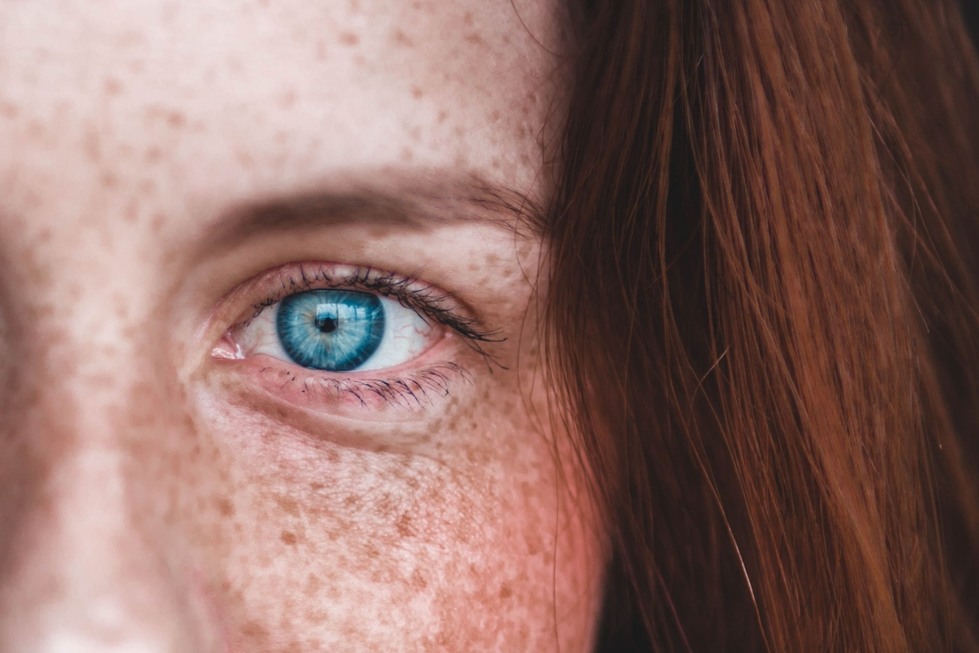 Todas las personas con los ojos azules están vinculadas al mismo