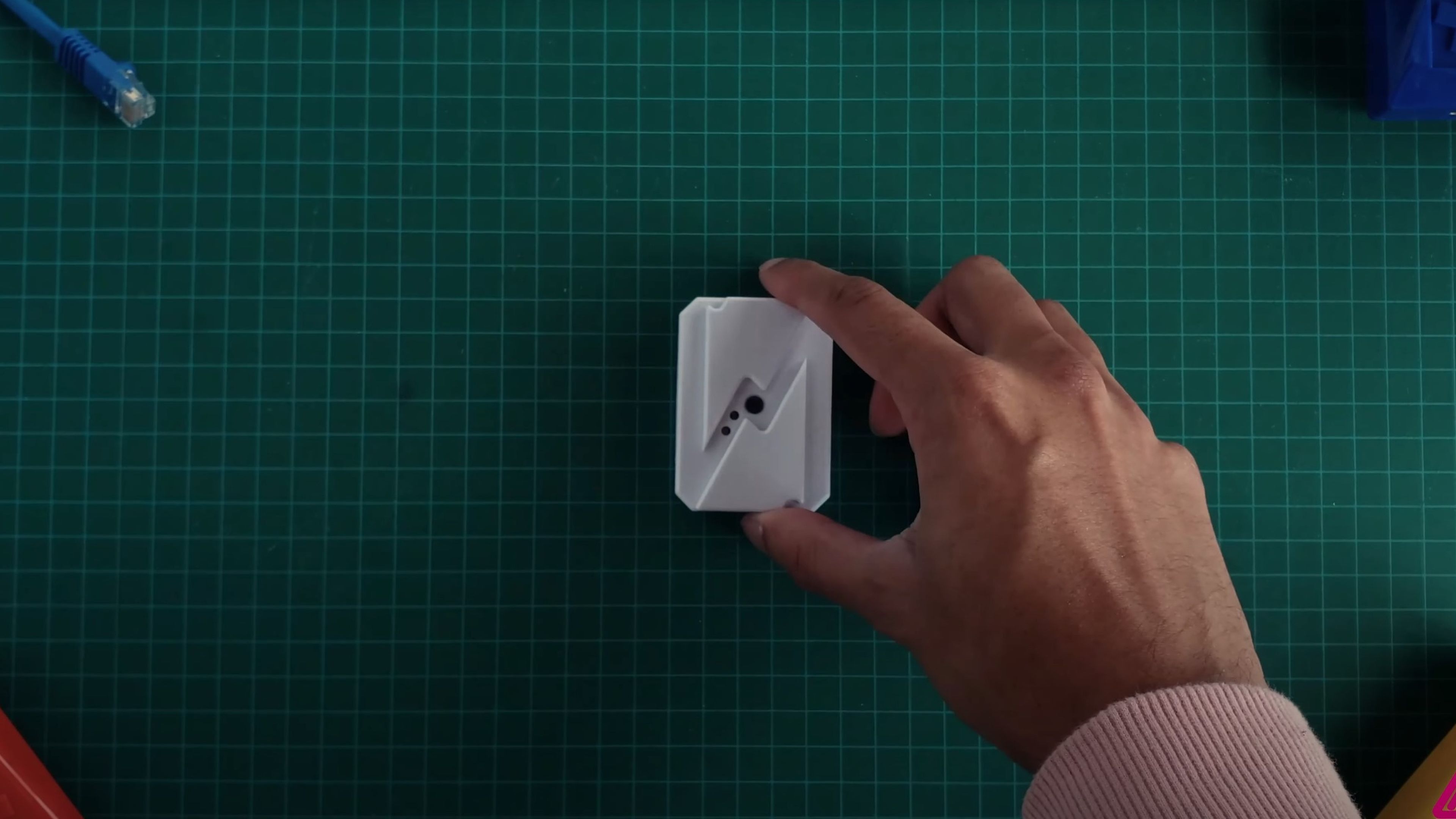 Este pequeño gadget añade años de vida a tu móvil: así funciona Charge-Check