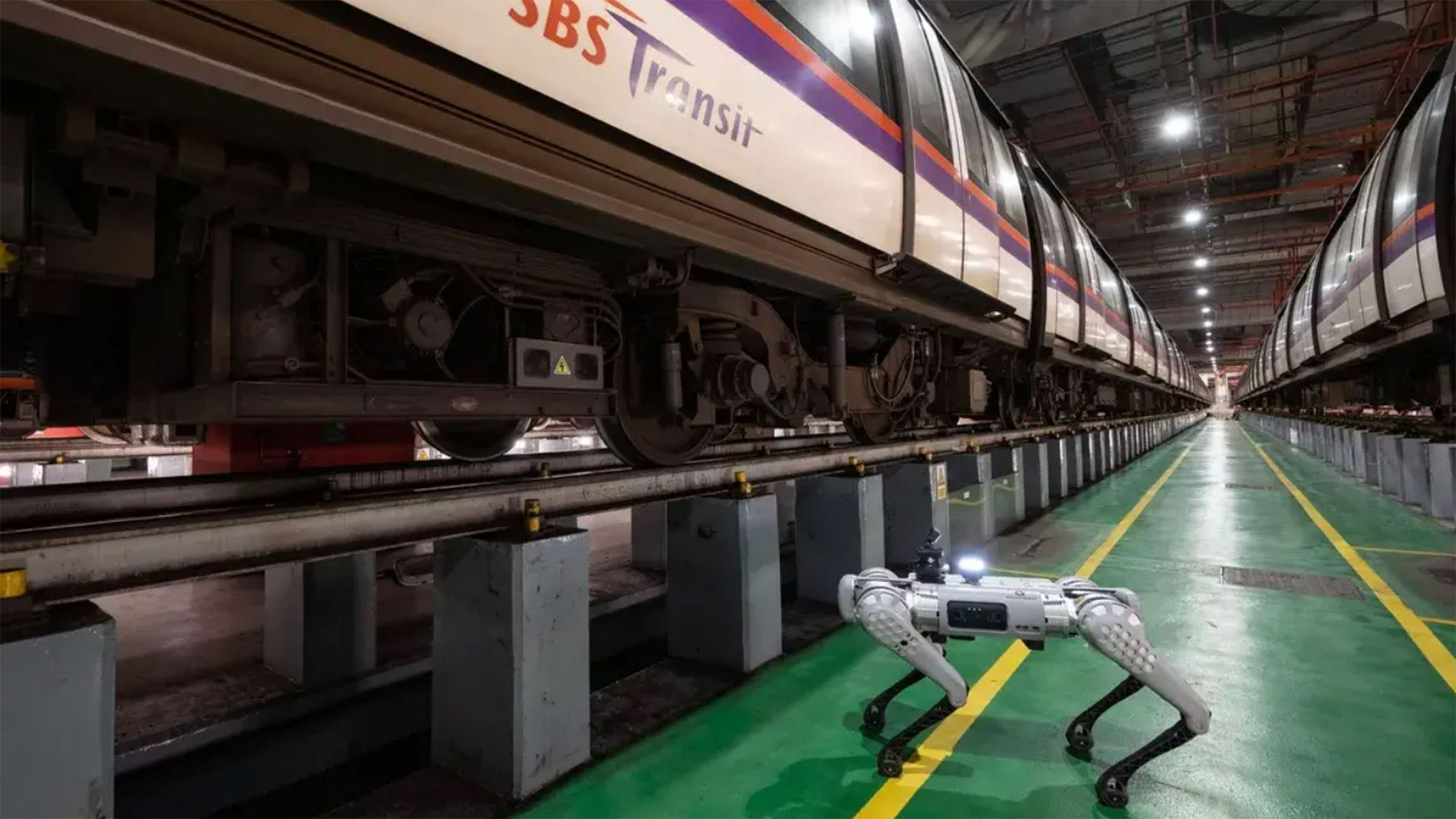 El perro robot que se encarga de las tareas de mantenimiento de los trenes en Singapur