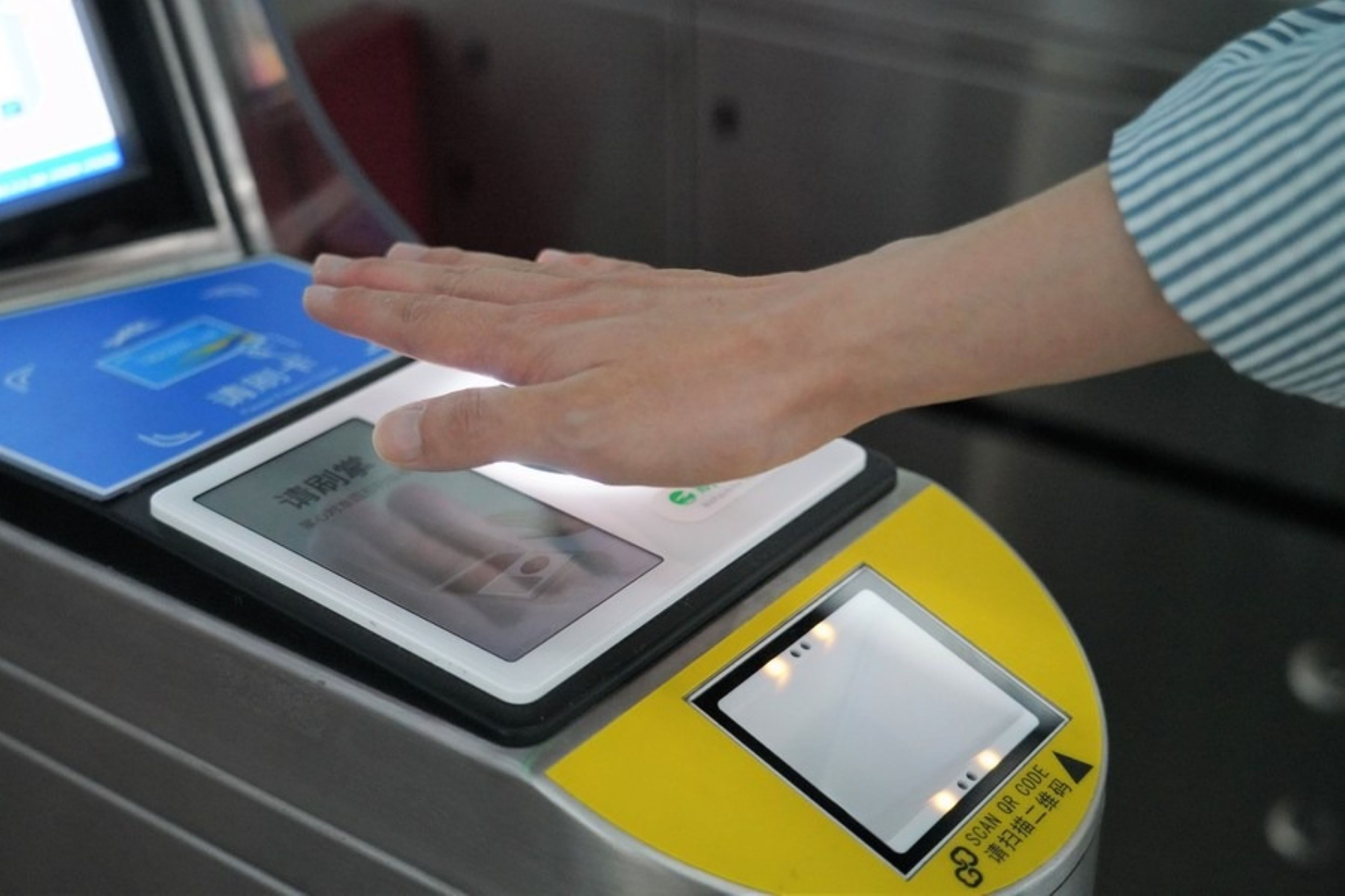 Solo necesitas la palma de tu mano para entrar al metro de Pekín: así funciona la tecnología