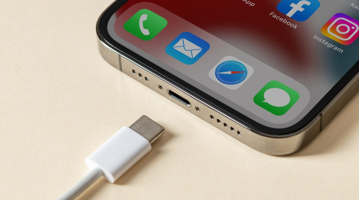 El cargador USB-C del iPhone 15 ya está en las cajas: Apple está formando a  personal para las primeras reservas