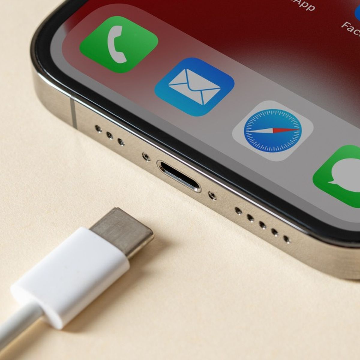 El cambio más importante de los nuevos iPhone 15: esto te va a costar que  Apple pase del Lightning al USB-C