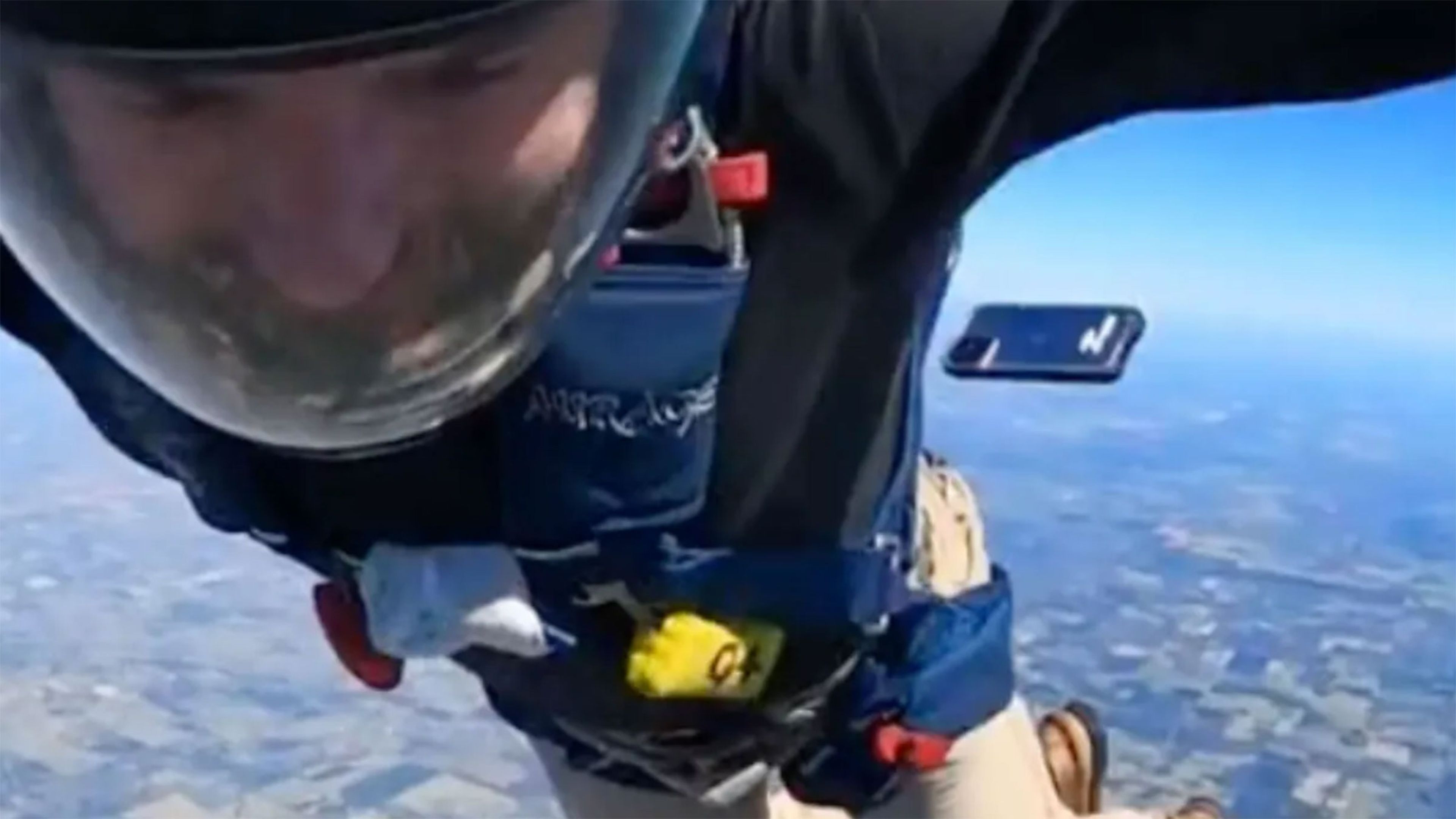 Este vídeo muestra un iPhone sobreviviendo a una espectacular caída de más de 4000 metros de altura